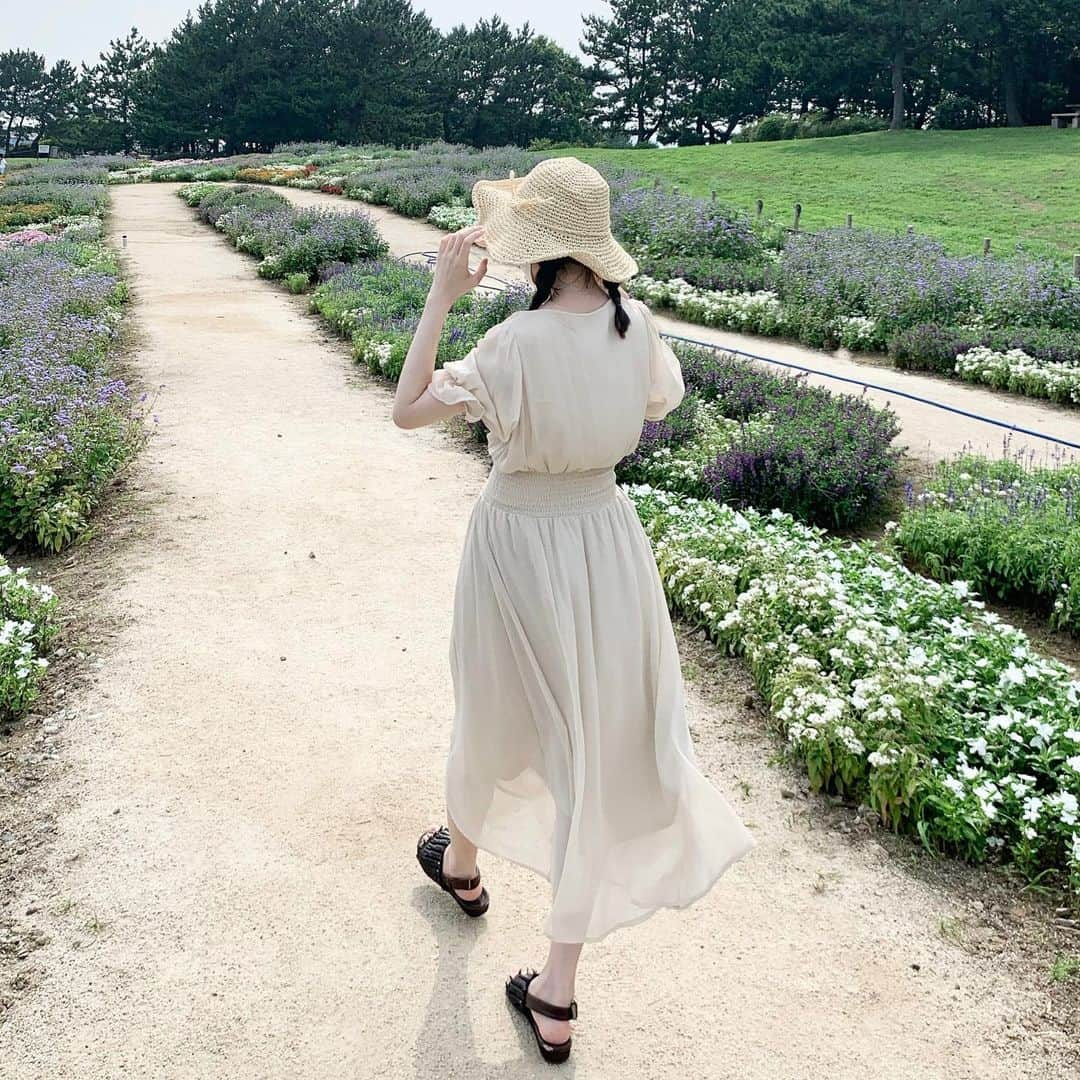 栗原えみるさんのインスタグラム写真 - (栗原えみるInstagram)「今年の夏はいろんなとこに行きたい💭 ・ ・ ・ ・ ・ ・ ・ ・ ・ ・ ・  #花畑 #葛西臨海公園  #葛西臨海水族園 #フレンチガーリー #ガーリー #ガーリーコーデ  #ワンピースコーデ  #麦わら帽子 #淡色女子  #自撮り  #自撮り界隈  #古着  #古着女子 #japantravel #japantrip #fashion #followme #lfl #fyp #ootd」7月20日 18時27分 - mir_0216