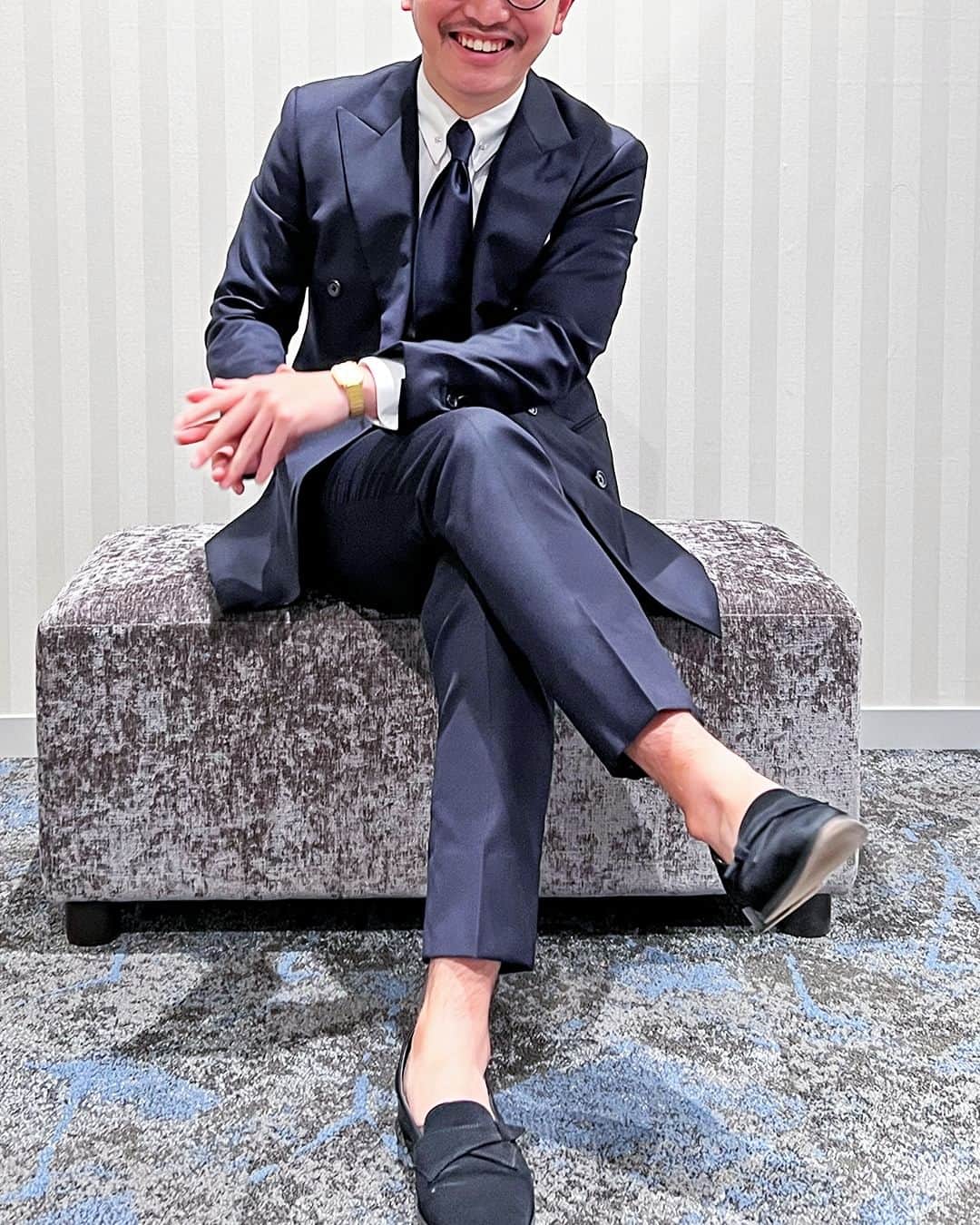 Global Style（グローバルスタイル）さんのインスタグラム写真 - (Global Style（グローバルスタイル）Instagram)「ネイビー×無地の生地で仕立てたオーダースーツ。 定番カラーのネイビーをダブルスーツ仕立てでいつもと違う装いに◎ #グローバルスタイルメンズ_スタイリストスナップ * ～オーダースーツの価格～ ◆ブランド：「 #LoroPiana – #ロロピアーナ 」 ◆通常１着価格：108,000円（税込118,800円）～ ◆2着コンビ価格：68,000円（税込74,800円）～ * 【23年秋モノ新作生地も対象！】早割フェア開催中💐 ★2着51,700円～(税込) ★7/3～7/31迄の期間限定💡 〈スーツ+スーツ〉や〈スーツ+シャツ〉など組み合わせ自由！ 自由な組み合わせでお得にオーダー！ * 【オーダー専門店グローバルスタイルとは？】 ①業界最多の生地バリエーション ②選べるスーツモデルも業界最多10型以上！ ③本格オーダースーツが1着2万円台から！ * 豪華特典付きの期間限定のフェア開催中！ 詳しくは公式サイトにて ⇒ @globalstyle_jp * #グローバルスタイル #globalstyle #ginzaglobalstyle #ordersuit #suitstyle #suit #スーツ #オーダースーツ #スーツの着こなし #ネイビースーツ #スーツ着こなし #スーツ好きと繋がりたい #ダブルスーツ #ダブルスーツ着こなし #無地スーツ #紳士服 #成人式スーツ #成人式 #成人式ファッション #スーツ男子 #スーツコーデ #イベントスーツ #ビジネススーツ #メンズスーツ #スーツコーディネート #ドレスコード」7月20日 18時30分 - globalstyle_jp