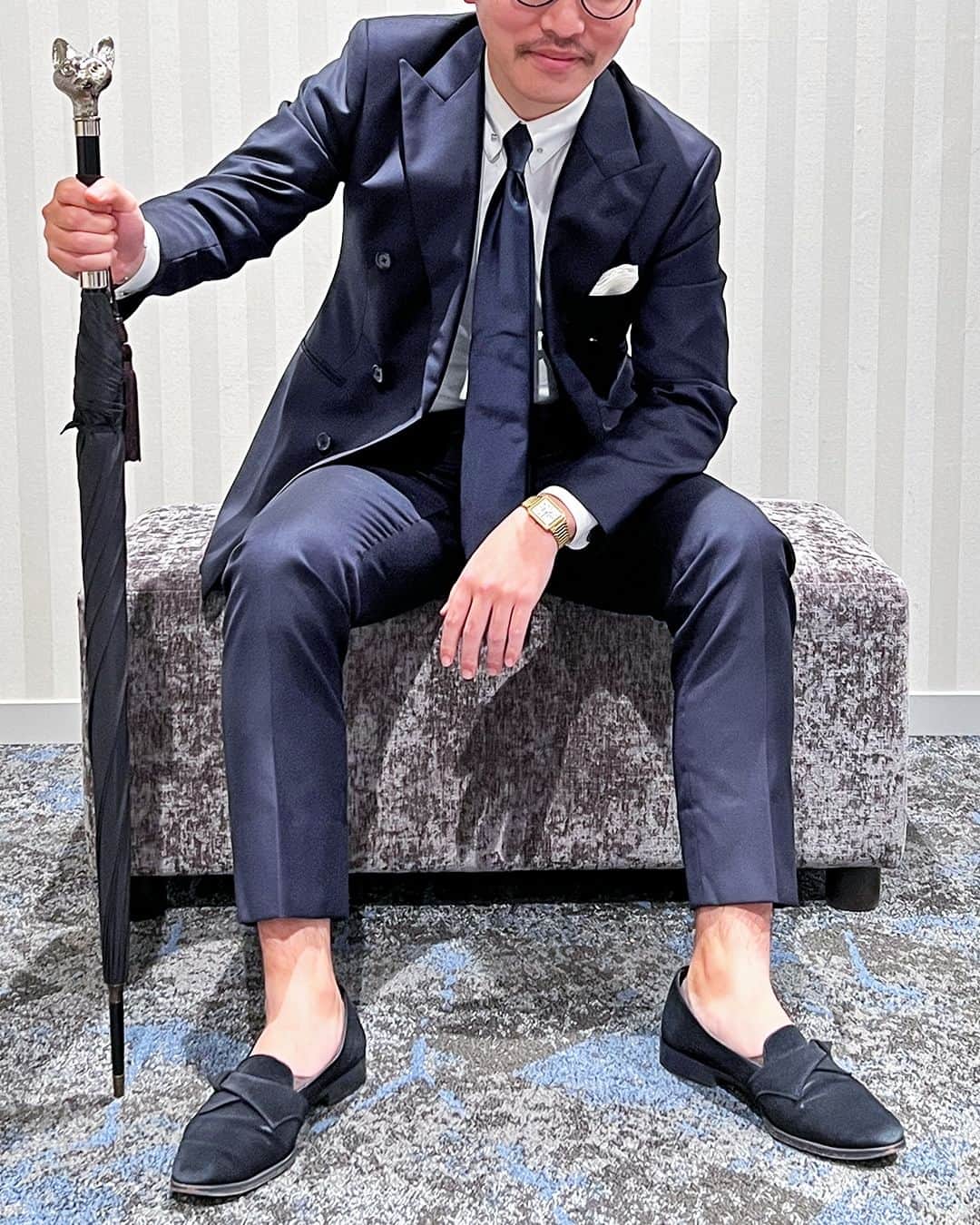 Global Style（グローバルスタイル）さんのインスタグラム写真 - (Global Style（グローバルスタイル）Instagram)「ネイビー×無地の生地で仕立てたオーダースーツ。 定番カラーのネイビーをダブルスーツ仕立てでいつもと違う装いに◎ #グローバルスタイルメンズ_スタイリストスナップ * ～オーダースーツの価格～ ◆ブランド：「 #LoroPiana – #ロロピアーナ 」 ◆通常１着価格：108,000円（税込118,800円）～ ◆2着コンビ価格：68,000円（税込74,800円）～ * 【23年秋モノ新作生地も対象！】早割フェア開催中💐 ★2着51,700円～(税込) ★7/3～7/31迄の期間限定💡 〈スーツ+スーツ〉や〈スーツ+シャツ〉など組み合わせ自由！ 自由な組み合わせでお得にオーダー！ * 【オーダー専門店グローバルスタイルとは？】 ①業界最多の生地バリエーション ②選べるスーツモデルも業界最多10型以上！ ③本格オーダースーツが1着2万円台から！ * 豪華特典付きの期間限定のフェア開催中！ 詳しくは公式サイトにて ⇒ @globalstyle_jp * #グローバルスタイル #globalstyle #ginzaglobalstyle #ordersuit #suitstyle #suit #スーツ #オーダースーツ #スーツの着こなし #ネイビースーツ #スーツ着こなし #スーツ好きと繋がりたい #ダブルスーツ #ダブルスーツ着こなし #無地スーツ #紳士服 #成人式スーツ #成人式 #成人式ファッション #スーツ男子 #スーツコーデ #イベントスーツ #ビジネススーツ #メンズスーツ #スーツコーディネート #ドレスコード」7月20日 18時30分 - globalstyle_jp