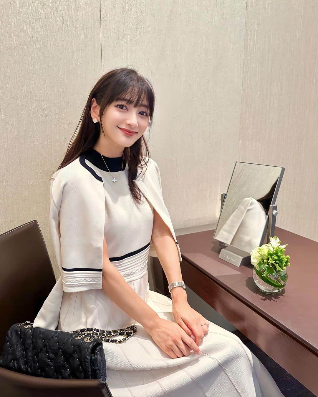 加藤瑠美さんのインスタグラム写真 - (加藤瑠美Instagram)「😙🎶  夫とお買い物デートの日🛍️ 夫がお誕生日プレゼントを見に行こうと言ってくれて お教室の間に急いで行きました💨  お洋服はここぞというときに着たいマーリエ🤍 このセットアップずーっと欲しいと思っていてようやく！ やっぱり可愛い🥹幸せ🥹💭  dress & cardigan @m_maglie_le_cassetto_official #m_maglie_le_cassetto bag @chanelofficial #chanel  shoes @rogervivier #rogervivier  #ootd#rubi_fashion#오오티디#아웃핏#年子ママ#年子育児#ママコーデ#ママファッション」7月20日 18時31分 - katorubi