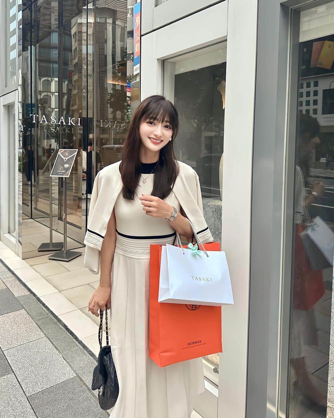 加藤瑠美のインスタグラム：「😙🎶  夫とお買い物デートの日🛍️ 夫がお誕生日プレゼントを見に行こうと言ってくれて お教室の間に急いで行きました💨  お洋服はここぞというときに着たいマーリエ🤍 このセットアップずーっと欲しいと思っていてようやく！ やっぱり可愛い🥹幸せ🥹💭  dress & cardigan @m_maglie_le_cassetto_official #m_maglie_le_cassetto bag @chanelofficial #chanel  shoes @rogervivier #rogervivier  #ootd#rubi_fashion#오오티디#아웃핏#年子ママ#年子育児#ママコーデ#ママファッション」