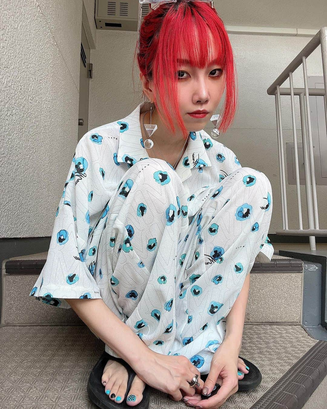 si ouxさんのインスタグラム写真 - (si ouxInstagram)「組紐さいきんマイブームです🪢 #きょうの太陽浴  set up @muze_tokyo_official  sandal @takahiromiyashitathesoloist @oofos @oofos.jp  necklace @upaborn  kumihimo #used eyewear @muze_tokyo_official」7月20日 18時42分 - si_oux