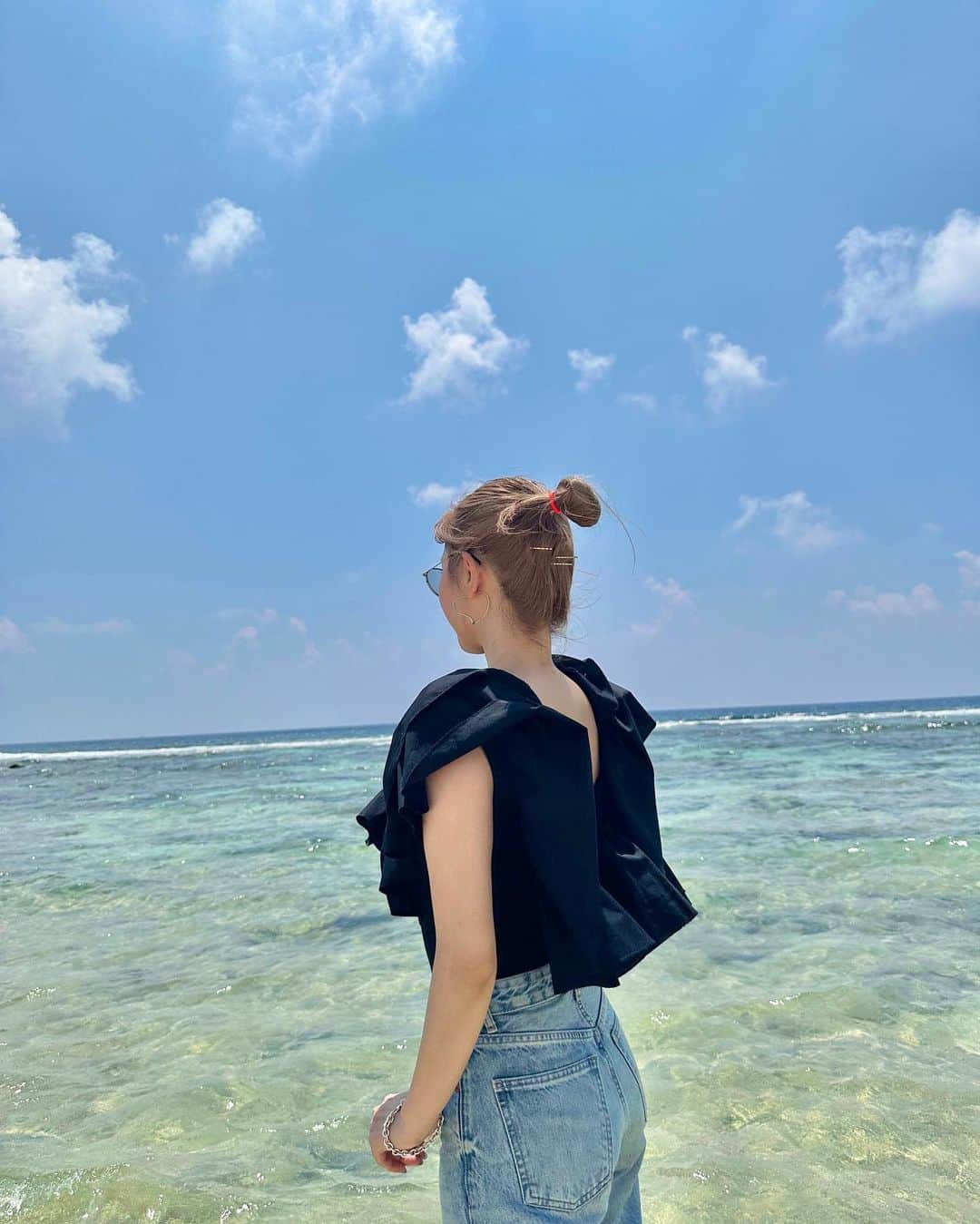 石原未梨のインスタグラム：「珊瑚や貝殻でいっぱいのこのビーチに 貝殻付きの鍵を落としちゃいまして🐚 絶対見つからないわ〜ハハハ〜 って諦めてたけどちゃんと見つかりました👊 諦めない心大事👊」
