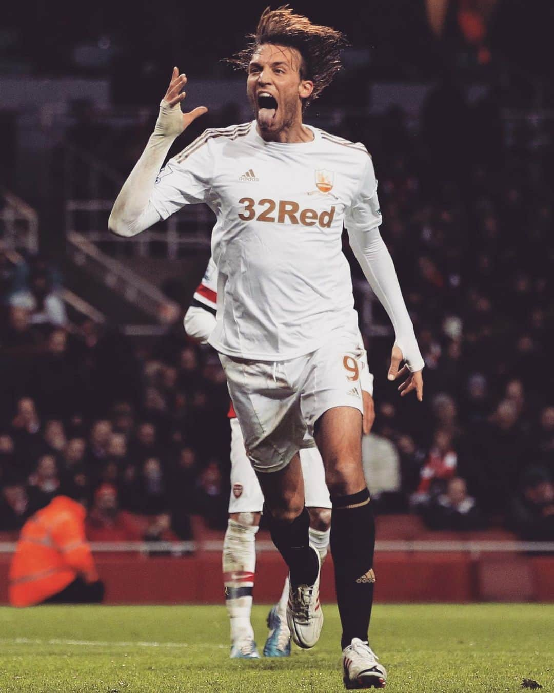 ミゲル・ペレス・クエスタのインスタグラム：「#OnThisDay in 𝟮𝟬𝟭𝟮 📆   Michu signed for the Swans ✨   What a player 😍」