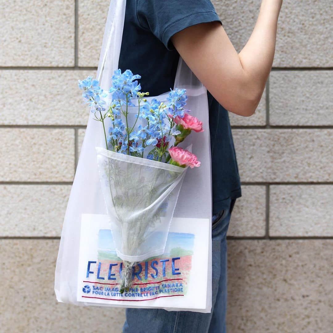 伊東屋さんのインスタグラム写真 - (伊東屋Instagram)「フランスからやって来たオーガンジーバッグのご紹介🇫🇷  透け感のあるオーガンジー素材に、ワイン、チーズ、魚など様々なモチーフや文字を刺繍した凝った仕立てのショッピングバッグです。　 お花屋さんのバッグは外側にお花を入れて持ち運べるポケットがついています。  こちらのバッグを手掛ける「ＢＲＩＧＩＴＴＥ　ＴＡＮＡＫＡ」はパリ１区のサントノーレ通りに店舗を構える、フランス人のＢｒｉｇｉｔｔｅ　Ｇｉｒａｕｄｉと日本人のＣｈｉｅｋｏ　Ｔａｎａｋａのデュオによるコンセプト・ストア。　 日本とフランス、アンティークとコンテンポラリーなどといった二つの相反する事をテーマに、遊び心と詩的なセンス、そして実用的なものづくりをめざしています。　 オーガンジー刺繍バッグのコレクションは、「古き良きフランスの商店」にデザインの着想を得てレジ袋を表現。　 エコロジーで問題視されているビニール袋の代わりに同型の繰り返し使える素材のバッグを、という消費社会の逆説をいく提案をしています。　　　　  お手入れ：４０℃以下の水で洗濯機洗い、またはドライクリーニング。　 ＊先が尖ったものを入れると生地に穴が空く為ご注意ください。　　 ＊ハンドメイドの為サイズに若干の個体差がございます。　　  こちらは銀座 伊東屋 本店 G.Itoya 6F HOME にてお取り扱い中です。 ご来店の際はぜひお手に取ってご覧ください。 ※在庫数に限りがあるため、売り切れとなる可能性がございます。恐れ入りますがご容赦ください。  #brigittetanaka#オーガンジーバッグ#ショップバッグ#organdiebag#organdybag#shopbag##エコバッグ #ecobag #reusablebag #shoppingbag #銀座伊東屋 #伊東屋 #ginzaitoya #itoya #ginzaitoyastore」7月20日 18時40分 - itoya_official