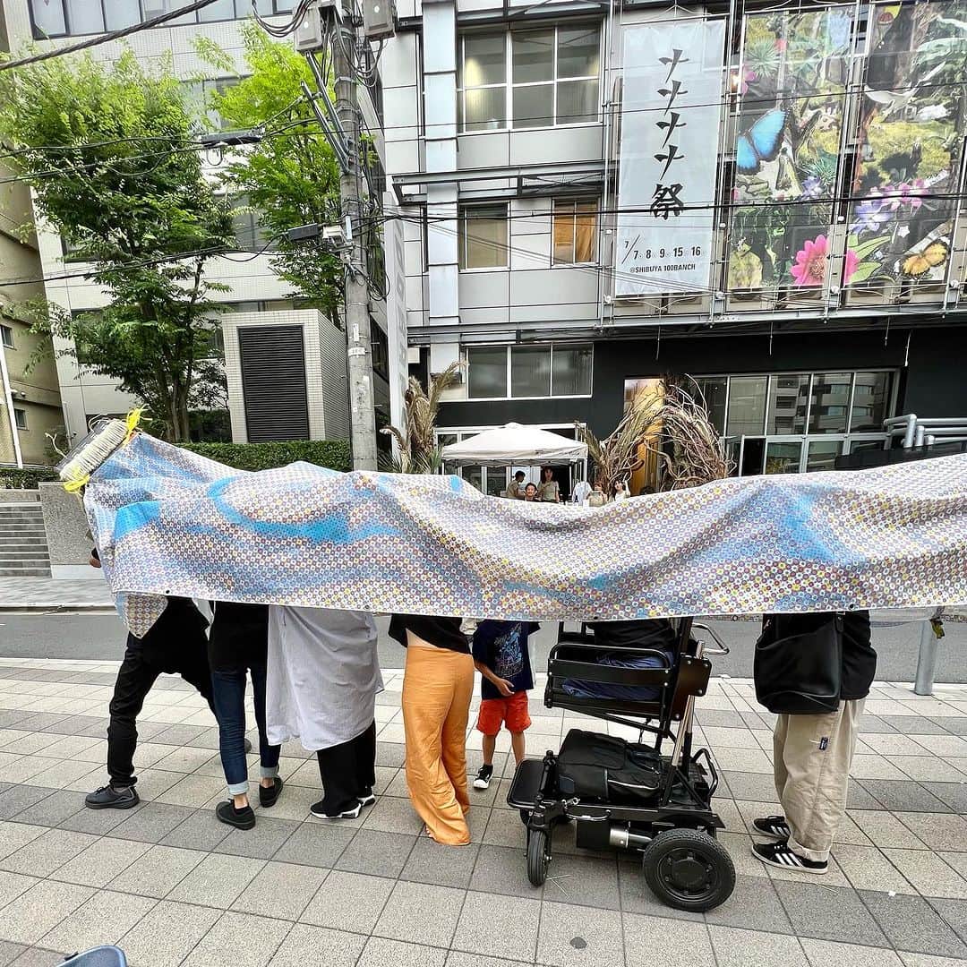 乙武洋匡さんのインスタグラム写真 - (乙武洋匡Instagram)「#100BANCH という最高にクレイジーな若者たちが集う秘密基地のような場所が渋谷にあるんだけど、この若者たちがこれまたクレイジーな企画や展示を繰り広げるのが、一年に一度開催される「#ナナナナ祭」。  今回秀逸だったのが、「#獅子舞 の視点を持つ男」。街中、いたるところを歩いていても「もし自分が獅子舞だったら」と考えてしまうのだという。そして、今回披露したのが、「もし渋谷の街に獅子舞が生息していたら」というコンセプトで制作し、人々を巻き込み、獅子舞として渋谷の街を練り歩くという企画。  あまりにクレイジーすぎて、思わず巻き込まれたよね。見て、この写真。シュールすぎて、思わず吹き出すよね。「獅子舞×車椅子」なんていう最高にインクルーシブな組み合わせ、これまで見たことも聞いたこともない。  ナナナナ祭、今回も最高でした！」7月20日 18時40分 - ototake_official
