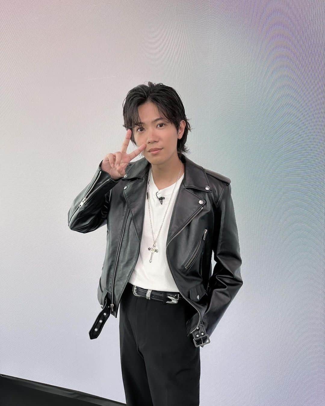 のインスタグラム：「カメラ向けられると いつもこのポーズだよね😂」