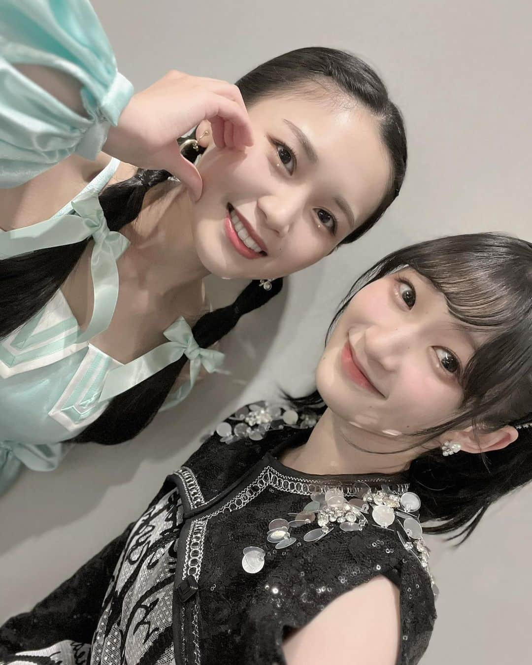 宮本佳林さんのインスタグラム写真 - (宮本佳林Instagram)「♡  BEYOOOOONDSのみんなと🥰  桃々姫ちゃんと キラキラつけてる様子を 高瀬くるみちゃんに撮影してもらった📸  #キラキラ #高瀬くるみ ちゃん #清野桃々姫 ちゃん #平井美葉 ちゃん #beyooooonds」7月20日 18時50分 - karin_miyamoto.official