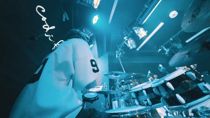 KANDAIのインスタグラム：「2023.7.17@原宿RUIDO Drum Cam📷 ・ VERSUS / FlowBack cover. Lenny code fiction × FlowBack( @flowback_judai ) ・ 生ドラム×電子ドラム ・ ハイブリッドドラムでお送りしました！ エレクトロな楽曲にどうドラムを混ぜるか！ 非常に楽しゅうございました！ ・ 📷( @kakeru_selendip ) ・ #lennycodefiction #drum #drummer #sakae #sakaedrums #sakaeosakaheritage #dw #paiste #lerni #64audio  #ボルト #ナルト #炎炎ノ消防隊 #僕のヒーローアカデミア #dgraymanhallow #allout #魔王学院の不適合者 #邦楽 #邦ロック」