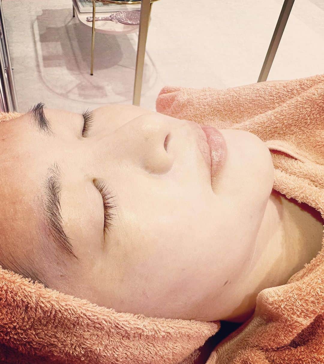 KagitaYukikoさんのインスタグラム写真 - (KagitaYukikoInstagram)「♡♡ めっちゃ可愛い サロンみっけ♡♡  7月にオープンしたばかりの @nonno._.official   看護師やられてた方が オーナーさんで✨✨ 施術してくださるから なんかすごい 安心感ありで  ＊水光肌ピーリング＊  おまかせして 良かったです♪♪  Non/no Facial Salon 完全個室サロン  美容大国韓国で超話題の AHA/PHAピーリングで 水光肌へ✨✨  同時にデコルテ、首、肩を マッサージしてくださるので リンパの流れを良くし リフトアップにも✨✨  Refaのドライヤーとかも 置いてあるし ほんと素敵なサロン💕  剥離のみのピーリングではなく、 毛穴・ニキビ・くすみ・シミなどの 肌トラブル 集中ケアし 肌育成できる最新ピーリング♡♡  これ、おすすめです d(^_^o)✨✨  その日の夜に 自分のお肌さわって びっくり  しっとりもっちり やわらかくて 気持ちいい感じ💕  不定休　11：00～20：00  最寄り駅： 心斎橋駅 住所： 大阪府大阪市中央区西心斎橋1丁目10-28 心斎橋Ｍビル601  #シミケア  #シミ取り  #ピーリング  #大阪エステ  #大阪エステサロン  #大阪シミケア  #大阪ピーリング  #心斎橋  #水光ピーリング  #水光肌  #肌管理  #肌質改善　 #カラキャス」7月20日 18時47分 - mermaid.yukinko