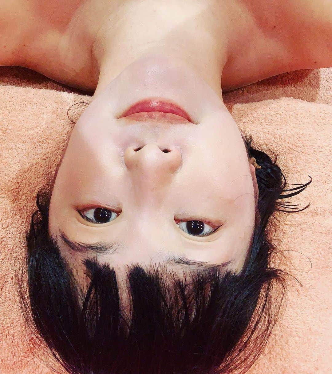 KagitaYukikoさんのインスタグラム写真 - (KagitaYukikoInstagram)「♡♡ めっちゃ可愛い サロンみっけ♡♡  7月にオープンしたばかりの @nonno._.official   看護師やられてた方が オーナーさんで✨✨ 施術してくださるから なんかすごい 安心感ありで  ＊水光肌ピーリング＊  おまかせして 良かったです♪♪  Non/no Facial Salon 完全個室サロン  美容大国韓国で超話題の AHA/PHAピーリングで 水光肌へ✨✨  同時にデコルテ、首、肩を マッサージしてくださるので リンパの流れを良くし リフトアップにも✨✨  Refaのドライヤーとかも 置いてあるし ほんと素敵なサロン💕  剥離のみのピーリングではなく、 毛穴・ニキビ・くすみ・シミなどの 肌トラブル 集中ケアし 肌育成できる最新ピーリング♡♡  これ、おすすめです d(^_^o)✨✨  その日の夜に 自分のお肌さわって びっくり  しっとりもっちり やわらかくて 気持ちいい感じ💕  不定休　11：00～20：00  最寄り駅： 心斎橋駅 住所： 大阪府大阪市中央区西心斎橋1丁目10-28 心斎橋Ｍビル601  #シミケア  #シミ取り  #ピーリング  #大阪エステ  #大阪エステサロン  #大阪シミケア  #大阪ピーリング  #心斎橋  #水光ピーリング  #水光肌  #肌管理  #肌質改善　 #カラキャス」7月20日 18時47分 - mermaid.yukinko
