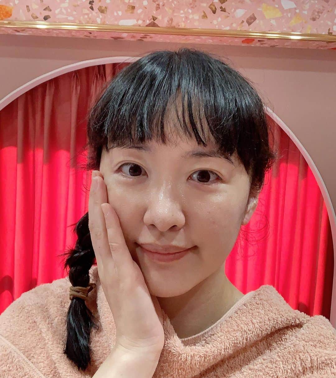 KagitaYukikoさんのインスタグラム写真 - (KagitaYukikoInstagram)「♡♡ めっちゃ可愛い サロンみっけ♡♡  7月にオープンしたばかりの @nonno._.official   看護師やられてた方が オーナーさんで✨✨ 施術してくださるから なんかすごい 安心感ありで  ＊水光肌ピーリング＊  おまかせして 良かったです♪♪  Non/no Facial Salon 完全個室サロン  美容大国韓国で超話題の AHA/PHAピーリングで 水光肌へ✨✨  同時にデコルテ、首、肩を マッサージしてくださるので リンパの流れを良くし リフトアップにも✨✨  Refaのドライヤーとかも 置いてあるし ほんと素敵なサロン💕  剥離のみのピーリングではなく、 毛穴・ニキビ・くすみ・シミなどの 肌トラブル 集中ケアし 肌育成できる最新ピーリング♡♡  これ、おすすめです d(^_^o)✨✨  その日の夜に 自分のお肌さわって びっくり  しっとりもっちり やわらかくて 気持ちいい感じ💕  不定休　11：00～20：00  最寄り駅： 心斎橋駅 住所： 大阪府大阪市中央区西心斎橋1丁目10-28 心斎橋Ｍビル601  #シミケア  #シミ取り  #ピーリング  #大阪エステ  #大阪エステサロン  #大阪シミケア  #大阪ピーリング  #心斎橋  #水光ピーリング  #水光肌  #肌管理  #肌質改善　 #カラキャス」7月20日 18時47分 - mermaid.yukinko
