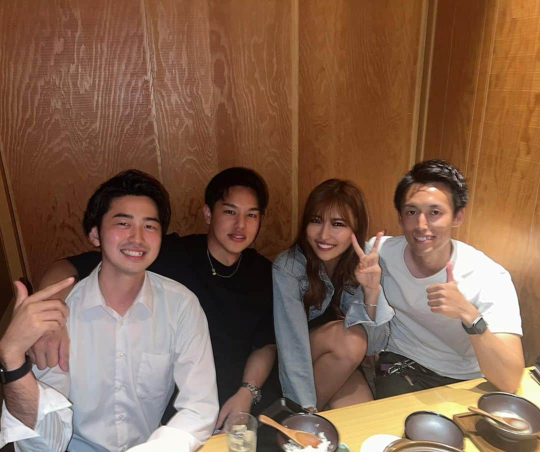  りさぶーのインスタグラム：「大学卒業して6年🏫 今でも昔話が絶えない (2枚目以降から大学時代シリーズw) . もうこのご時世、学歴 どちらでもいいし現に私もどちらでもいい派。 でも行くか迷ってる学生が見てたら 行こう！と背中を押したい😎留学は特に！！！！ . 楽単とるギャルというよりかは 常に発表してはふざけて怒られてたギャルでしたが(笑) . あと〝黄金玉手箱〟を〝ききんたまてばこ〟 と読んでしまった当時の自分がめっちゃすき(爆笑) . #ADHD」