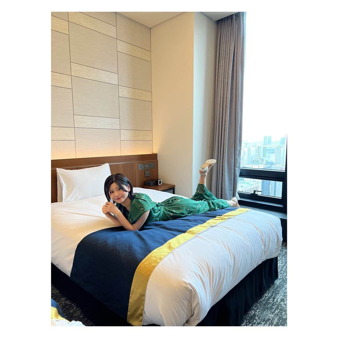 大竹ひとみさんのインスタグラム写真 - (大竹ひとみInstagram)「🛌🤍 . .  韓国ロケでは『ロイネットホテル ソウル 麻浦』のロイヤルスイートに宿泊させて頂きました🥹 (お部屋の写真は5枚目から) (カーテン開ければよかった)  1人で泊まるには広すぎるー！  普段、旅行に行ってもホテルでゆっくり過ごす時間の方が長い私にとって、また泊まりたくなる素敵なお部屋でした☺️  (置いてある冊子やアメニティ類に日本語があるのも助かった…！)  . . .  #美人百花  #8月号 #オフショット  #ダイワロイネットホテル  #ロイネットホテルソウル麻浦  #麻浦区  #韓国旅行 #渡韓  #ホテルステイ  #ホカンス #soul  #koreatravel  #followｍe」7月20日 18時59分 - iamhitomi_48