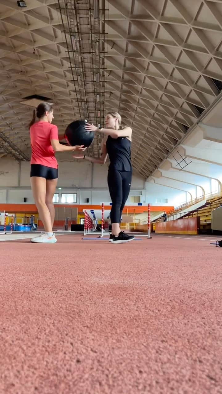 アンゲリーナ・クチヴァルスカのインスタグラム：「Little bit from our morning workout with @alise.kuzmina」