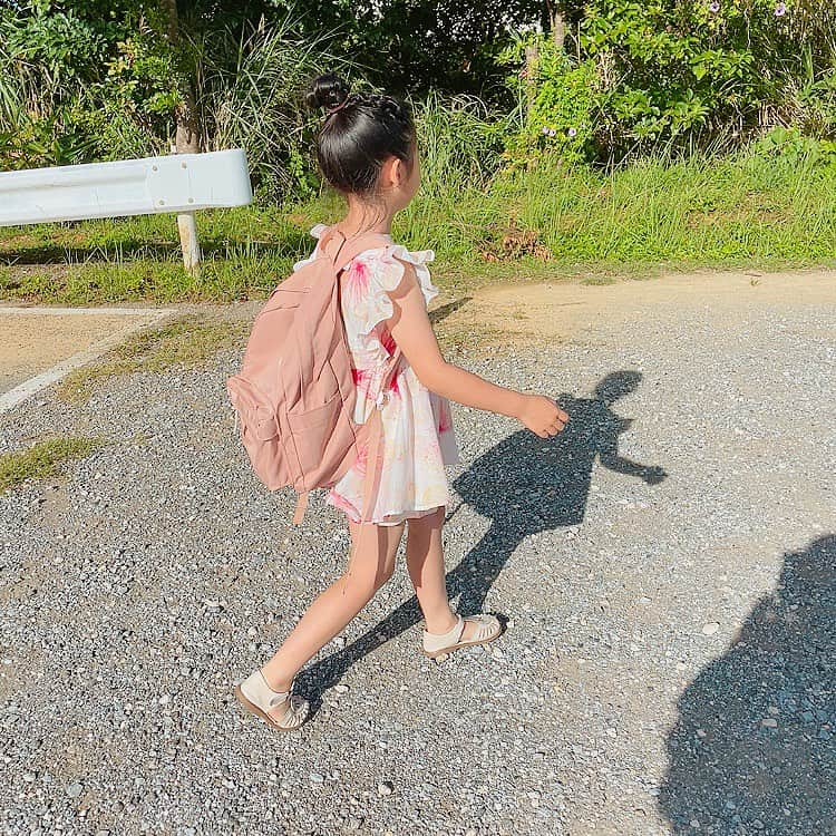 Qoo Bee Littleさんのインスタグラム写真 - (Qoo Bee LittleInstagram)「2023.7.20  Summer/Beach Clothes Day  きょうは1学期最後🏫の登校でした。 夏やビーチをテーマにした服装で登校する日！  今日は1日ほぼ遊びだったようで 夏祭りみたいで楽しかったみたい。  浴衣を着たいと言ってたけど 暑いだろうし😵💦☀️ 着崩れて帰ってくるに決まってるから、浴衣ぽい生地でセットアップ作ってもらった！ @mama_no_mama_  あしたから夏休み🍉 1ヶ月ほどお弁当作らなくていいのか(*^_^*）」7月20日 18時53分 - qoo_bee_little