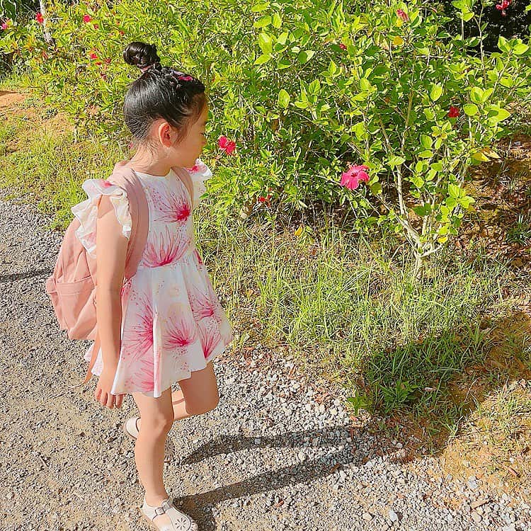Qoo Bee Littleのインスタグラム：「2023.7.20  Summer/Beach Clothes Day  きょうは1学期最後🏫の登校でした。 夏やビーチをテーマにした服装で登校する日！  今日は1日ほぼ遊びだったようで 夏祭りみたいで楽しかったみたい。  浴衣を着たいと言ってたけど 暑いだろうし😵💦☀️ 着崩れて帰ってくるに決まってるから、浴衣ぽい生地でセットアップ作ってもらった！ @mama_no_mama_  あしたから夏休み🍉 1ヶ月ほどお弁当作らなくていいのか(*^_^*）」