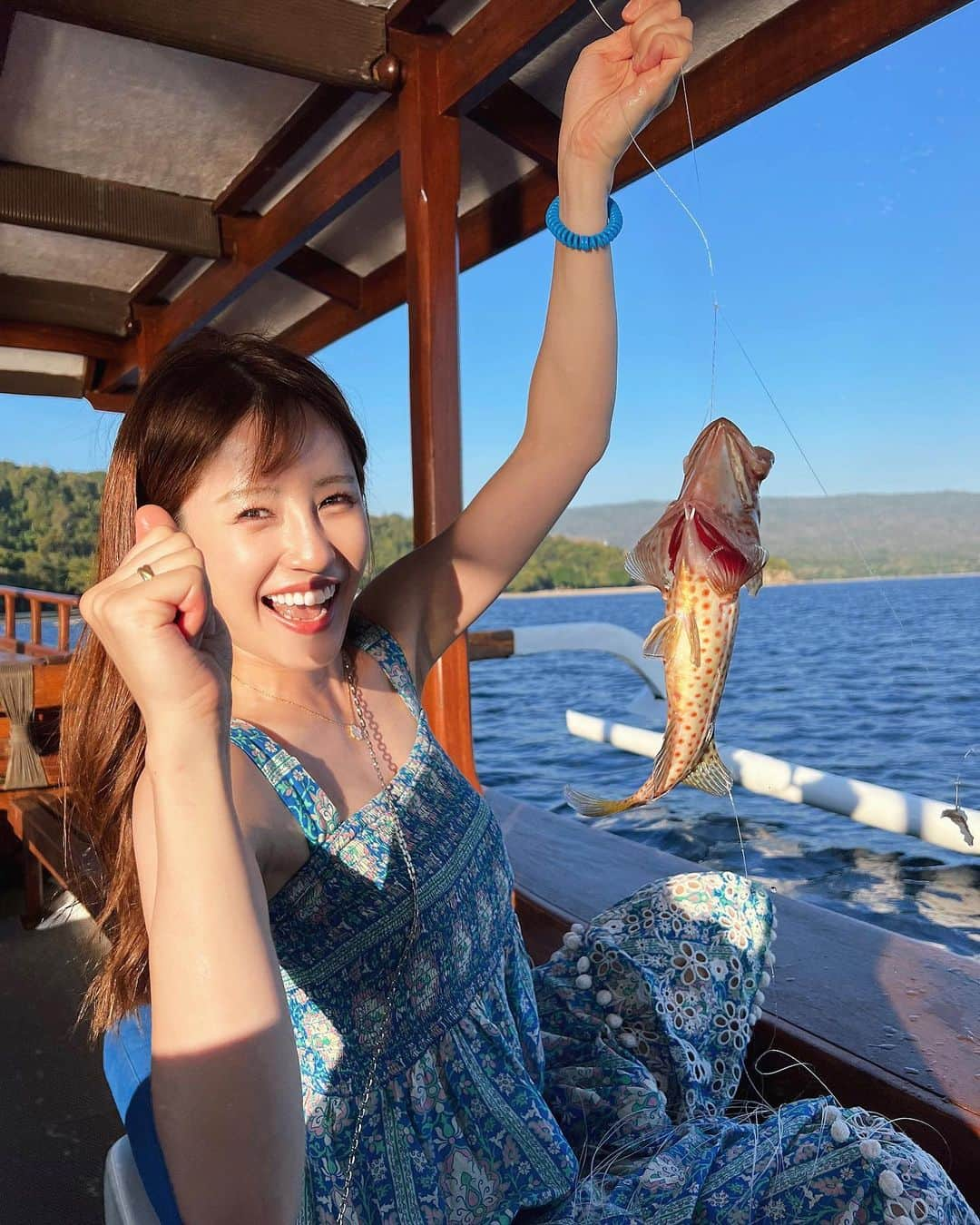 神田れいみさんのインスタグラム写真 - (神田れいみInstagram)「🇮🇩  夏休みの思い出🏝🌺  1枚目 村を一望できる丘でサテを食べた日😋  2枚目 夕飯の魚が釣れて歓喜するワタクシ✌️」7月20日 18時53分 - kandareimi