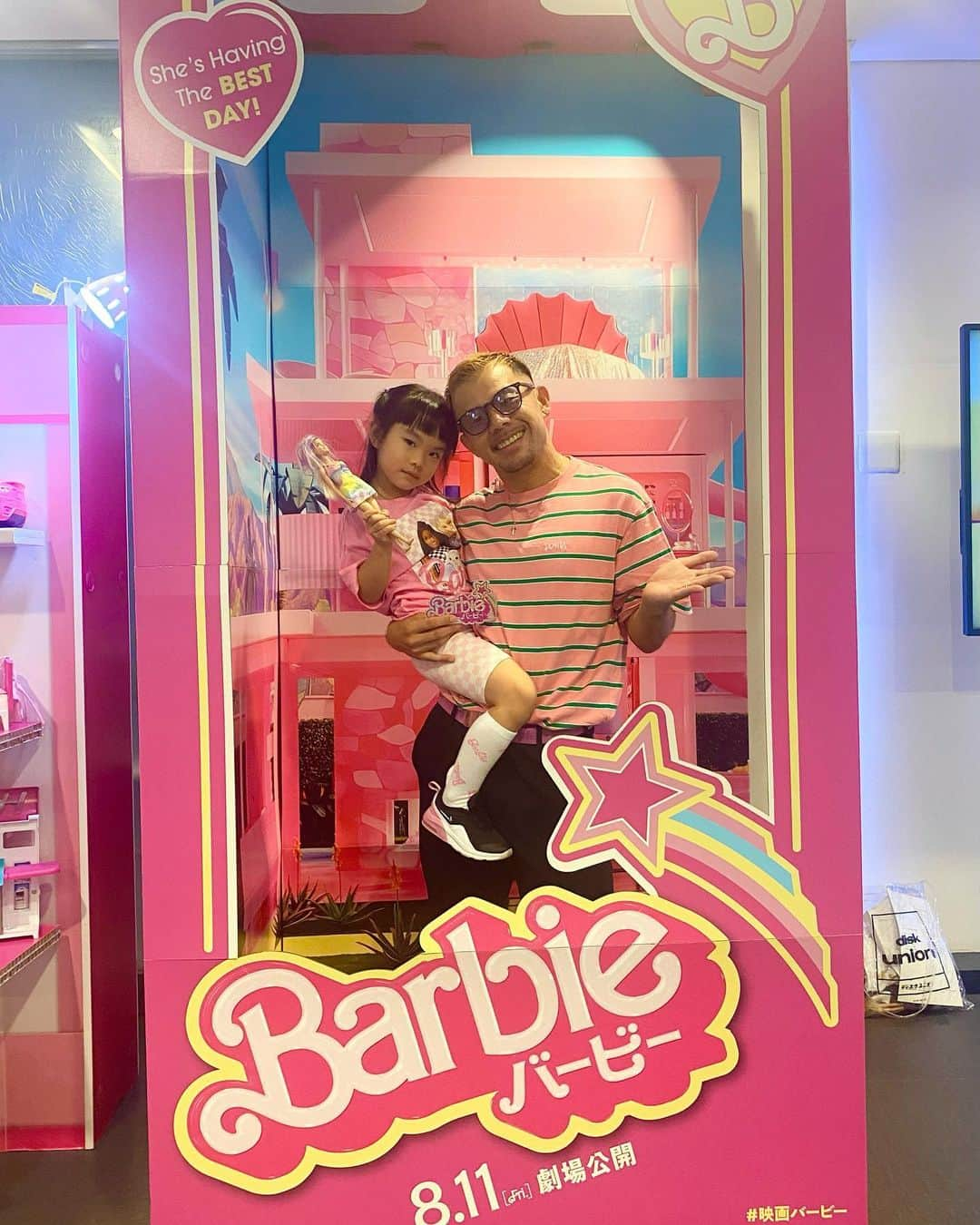 SONNYのインスタグラム：「WARNER MUSIC JAPAN に招待され 映画 Barbieの試写会に行って来ました🎥  TIANAも普段から大好きなBarbieをビッグスクリーンで🍿保育園を早く迎えに行き、Barbie セットアップに着替え、準備万全でPINK WORLDへ💖  映画は全く予想して無かった現代社会が直面するメッセージ等がテーマとして織り込まれ多方面から注目される理由に納得な内容でパパも楽しめたよ🙋‍♂️  アメリカ公開 7/21 🇺🇸 日本公開 8/11 🇯🇵  @barbiemovie_jp  #moviepremiere  #映画バービー #映画バービーって」