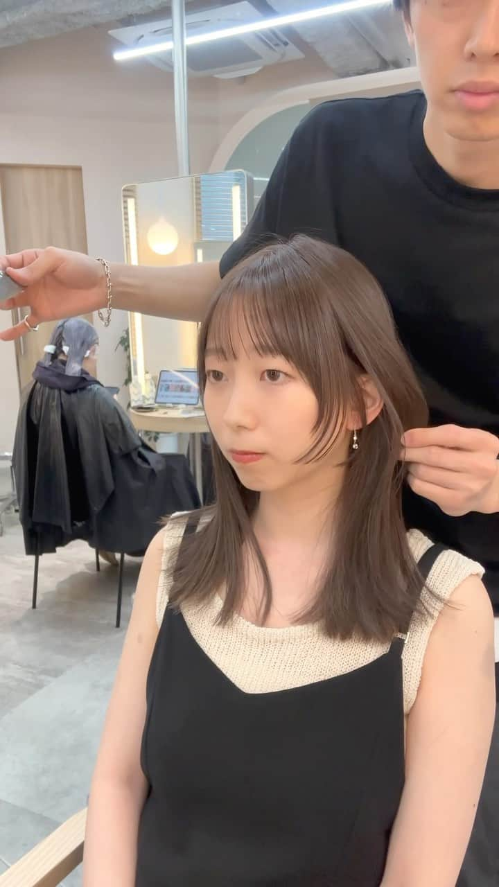 小西涼のインスタグラム：「お客様スタイル✂︎✂︎✂︎ #レイヤーカット#ラベンダーグレージュ  ． サラッと大人ロングボブ×プツッと顔まわり✂︎ ストレートアイロンで簡単スタイリング✂︎ 後れ毛としても下ろしても可愛いプツッと顔まわり◎ ． カラー ⚪️ラベンダー ⚪️シアン ⚪️ベージュ で作る【ラベンダーグレージュ】です🪻  ． お客様一人ひとりに合わせたヘアスタイルを提案します💁‍♂️  【WaysTOKYO新宿店】どうぞよろしくお願い致します☺️ ．  #レイヤーカット #顔まわりカット #前髪カット #ロングボブ」