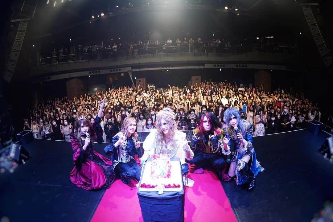 HIZAKIのインスタグラム：「🌹🌹🌹  #Versailles × #KAMIJO  BLOOD OF VAMPIRE Spotify O-EAST」