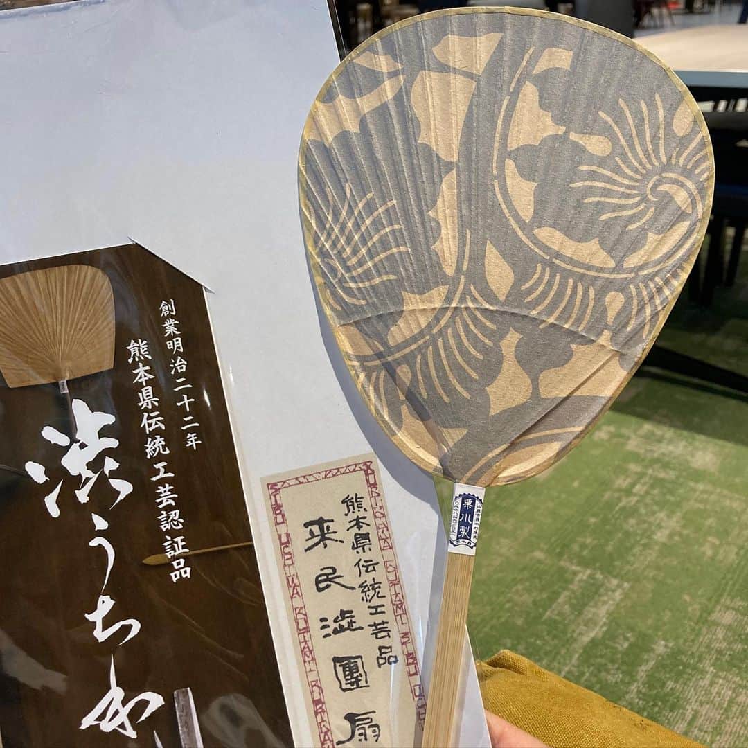 小谷あゆみのインスタグラム：「うちわ問題を考えていたらなんと熊本ですてきな伝統工芸のうちわをゲット！ 香川丸亀の旅の僧が伝授して肥後藩主細川家が推奨した伝統うちわ 竹の骨組みに柿渋を塗った和紙で作られています #来民渋うちわ  #熊本県伝統工芸 山鹿市の来民という地区で作られるから「民が来る」と、縁起のいいうちわなんですって！ レトロでサステイナブル老舗の風格ある涼しくさわやかな風が吹きそうなうちわ #うちわネタ」