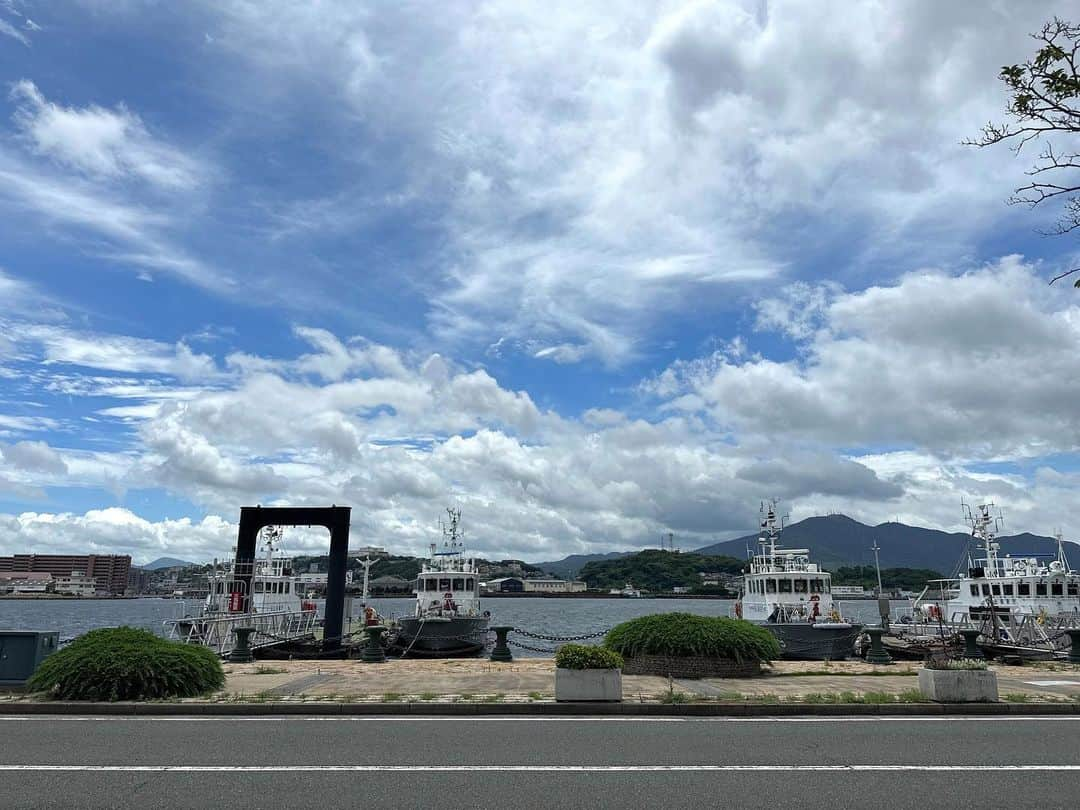 職人.comさんのインスタグラム写真 - (職人.comInstagram)「【雲見】  雨が続く中、梅雨の終わりごろに差しかかると、薄灰色の雲の間に彩度が高く明るい空色がのぞくことがあります。ここでの空色は、晴天の日のお昼の明るい青色。英語だと、スカイブルー。それと同時に、その薄灰色がかった雲の中に、真っ白でふわっとした綿雲が、ぽっと現れます。空が、そろそろ夏が来る！と知らせてくれる瞬間がとてもワクワクし、その真っ白な雲を眺めていたりします。  雲を眺めることと同じく、蛙と蝉の大合唱で夏の始まりを感じる方も多いかもしれません。若松では、長く続く曇り空の間の一瞬の晴れ間に、蝉の鳴き声が聞こえました。本格的な夏は、もうすぐそこまで来ているようです。  宮沢賢治の童話『蛙のゴム靴』には、3匹の蛙が夏のさまざまな形の雲を飽きずに眺めているシーンが登場します。一節に「日本人ならば、ちょうど花見とか月見とか言う処を、蛙どもは雲見をやります。」とあります。人も、季節によって変わる雲の動きに風流を感じているのだから、「雲見」と言って良いような気がします。  時には家の中で雲を眺め、ふんわりとした気持ちになるのも良いかもしれません。ここかしこの雲棚に、願いや祈りを込めたものを置き、毎日眺めてみてはいかがでしょうか？精巧な作り、柔らかな曲線や陰影を醸し出す職人技、一筋の雲がたなびく様子は、見ていて飽きない美しさがあります。  ここかしこ　雲棚 https://www.shokunin.com/jp/kokokashiko/ 若松ショールーム https://www.shokunin.com/jp/showroom/wakamatsu.html  参考資料 https://www.aozora.gr.jp/cards/000081/files/46600_33648.html  @shokunincom  #職人ドットコム #職人ドットコム若松ショールーム #若松区 #若松バンド #若戸大橋 #若松南海岸通り #洞海湾 #好きっちゃ北九州 #若松に恋 #上野海運ビル #上野ビル #上野海運 #登録有形文化財 #国登録有形文化財 #日本のナポリ #歴史的建造物 #若戸渡船 #北九州市 #北九州市若松区 #北九州若松 #ここかしこ #雲棚 #井波彫刻 #株式会社360度 #雲見 #宮沢賢治の童話 #蛙のゴム靴 #宮沢賢治 #夏の空 #スカイブルー」7月20日 19時08分 - shokunincom