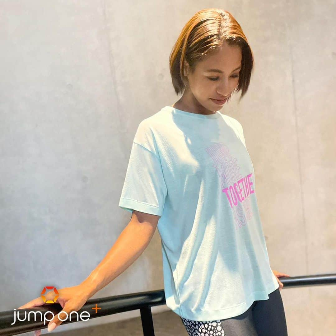 jump one（ジャンプワン）さんのインスタグラム写真 - (jump one（ジャンプワン）Instagram)「【 jump one+ Apparel –Tシャツ– 】 . 7/20(Thu)発売の商品着用イメージはこちら！ . 夏らしい爽やかな色合いをベースに、カラーのロゴプリントを組み合わせたTシャツが登場！☀️ . ロゴは、抜け感のある軽やかなデザインに。 カラーは、サーモンピンク、ライトグリーン、ライトブルーの3色展開です。 . 素材はポリエステル＋レーヨンでシルクのような肌触り。軽くて速乾性があり、シワになりにくいのが特徴です。 . ぜひ、店頭でチェックしてみてください。 . . 【NEW】カラーロゴTシャツ 取扱店舗: 全店舗 PRICE: ¥8,690(incl. tax) SIZE: 46 / 48 COLOR: サーモンピンク / ライトグリーン / ライトブルー . ※サイズに関してはこちらをご覧ください。 URL: https://www.jumpone.jp/size-guide/ . ※店舗以外でのご購入を希望される方は、こちらよりお気軽にお問合せください。 URL: https://www.jumpone.jp/contact/ . . Model: インストラクター Sena (KCJJ) . . #jumpone #ジャンプワン #フィットネス #トランポリン #暗闇フィットネス #女性専用ジム #ダイエット #体幹トレーニング #お腹痩せ #脚痩せ #ストレス解消 #トランポリンフィットネス #楽しくダイエット #新商品発売 #新商品情報 #ルーズフィット #loosefit」7月20日 19時00分 - jumpone_official