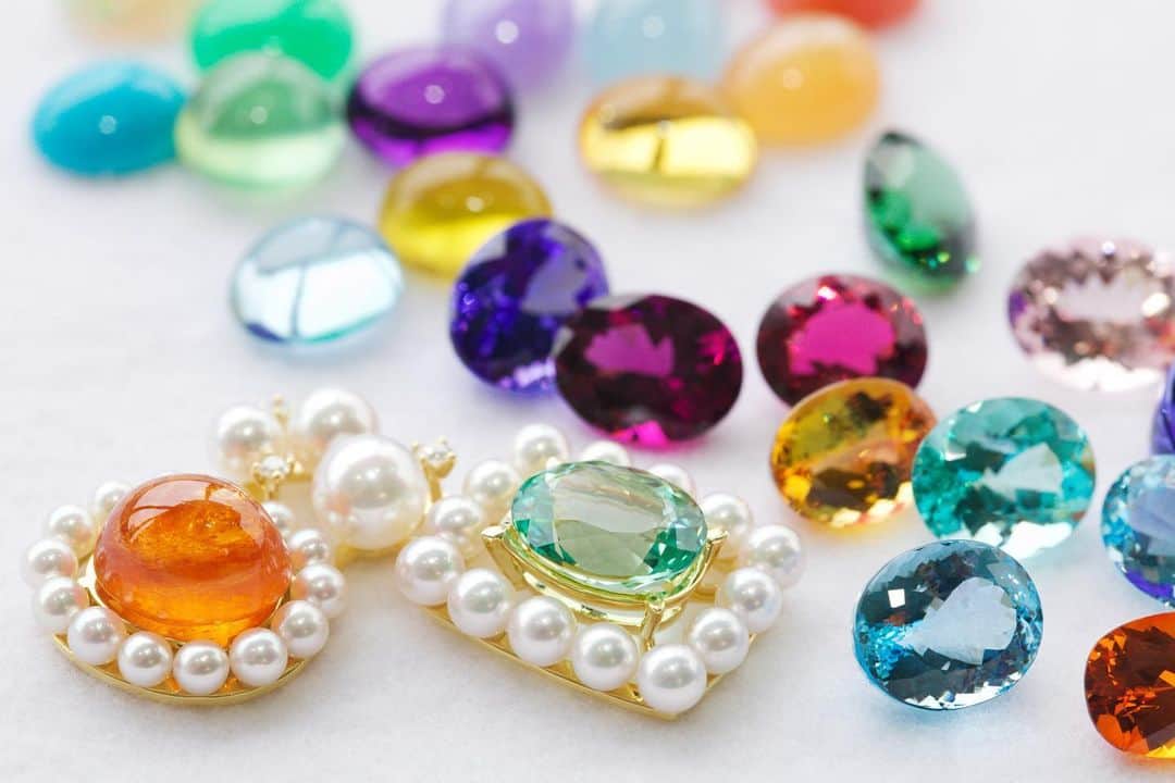 TASAKIさんのインスタグラム写真 - (TASAKIInstagram)「TASAKI approaches coloured gemstones as it does pearls and diamonds, its two key elements, with exquisite and discerning taste. We create jewellery that is fun and playful for both beholder and wearer, each piece radiant with the captivating use of colours and lavish variations.  パールとダイヤモンドの二大エレメントと同様に、カラーストーンにも徹底したこだわりをもつTASAKI。 絶妙な色使いや豊富なバリエーションで、見ても着けても楽しいプレイフルなジュエリーを届けます。  #TASAKI #TASAKIAtelier」7月21日 19時00分 - tasaki_intl
