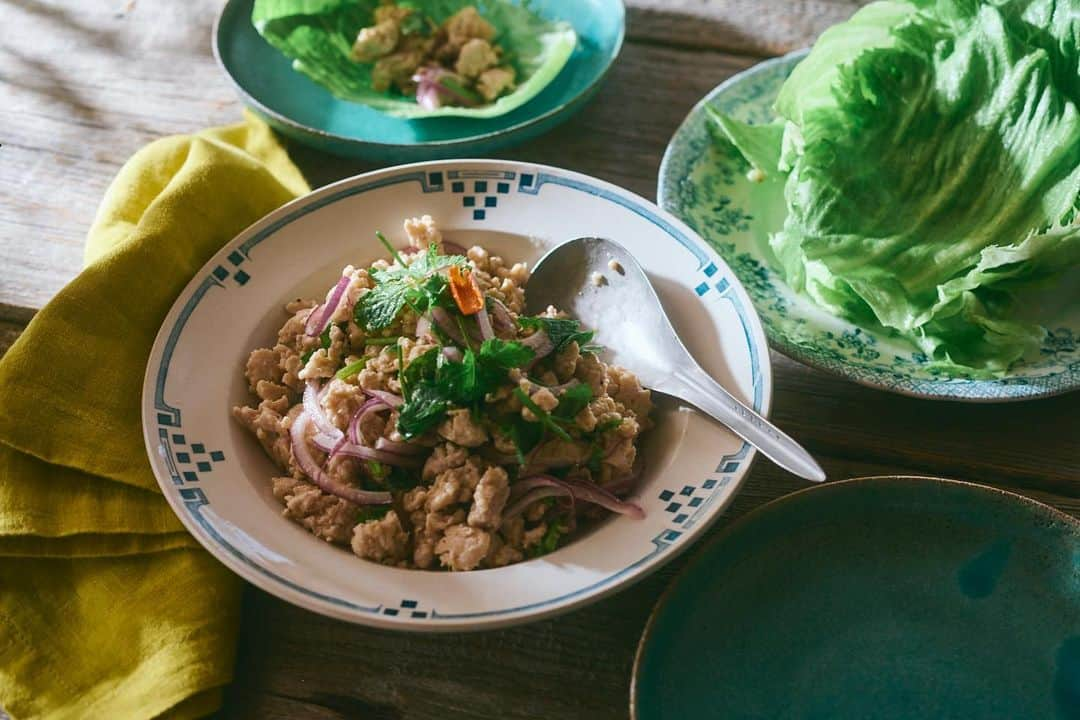 タサン志麻のインスタグラム：「夏になると、アジアごはんのあの妙な酸味と辛みが食べたくなるのはどうしてでしょう。志麻さんもそんなひとり。なかでもとくに好きなのが「ラープガイ」だそうです。  パクチーやミント、唐辛子、レモンなど、エスニック感のある調味料や食材であえた鶏ひき肉を、レタスに包んで食べるお料理なのですが、なんと夫のロマンさんは酸っぱいものが苦手。もちろん辛いものは子どもたちも食べられないので、志麻さんがひとりのときのとっておきりランチだそうです。  辛いものが得意な人は、唐辛子を加えたらグイグイと潰しながら混ぜてください！と、志麻さんからアドバイスです。 レシピは「à table SHIMA」vol.05 夏号の47ページに掲載しています。  #ラープガイ  #志麻さんレシピ #タサン志麻 #志麻さん #伝説の家政婦志麻さん  #夏ごはん #àtableSHIMA #アターブルシマ #楽しく料理し楽しく食べる」