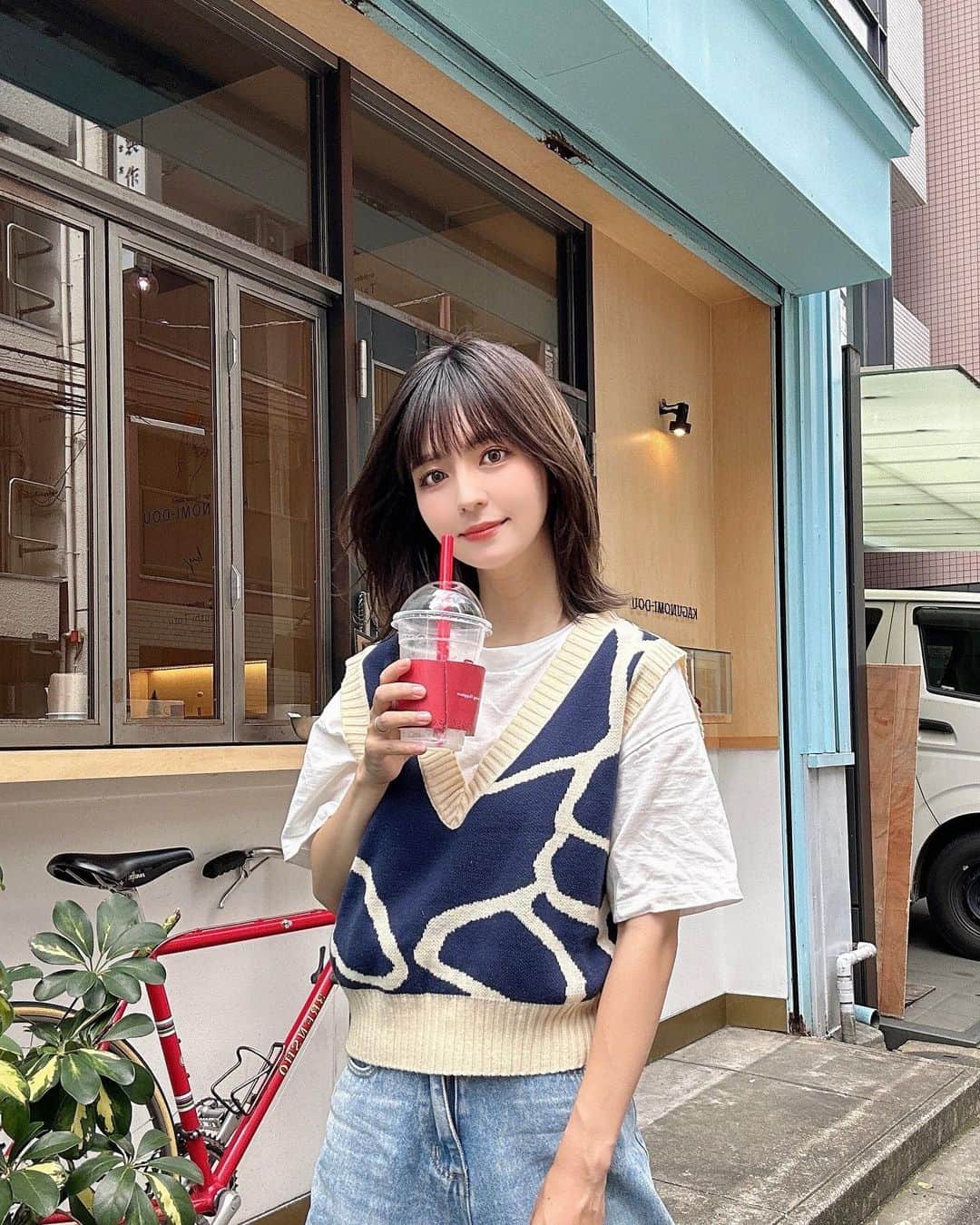 marikoのインスタグラム：「＊ . ゴンチャのフローズンシリーズ美味しい🍑 もう飲み干して中身ないけど持ってみた笑  vest @dazy_fashion (6860672)  クーポン▷ LOVEDAZY111 9月末まで使えるよ♡  . ＊ #ootd#outfit#mari_code#fashion#ママコーデ #SHEINDazy#Dazy#SHEINforAll」