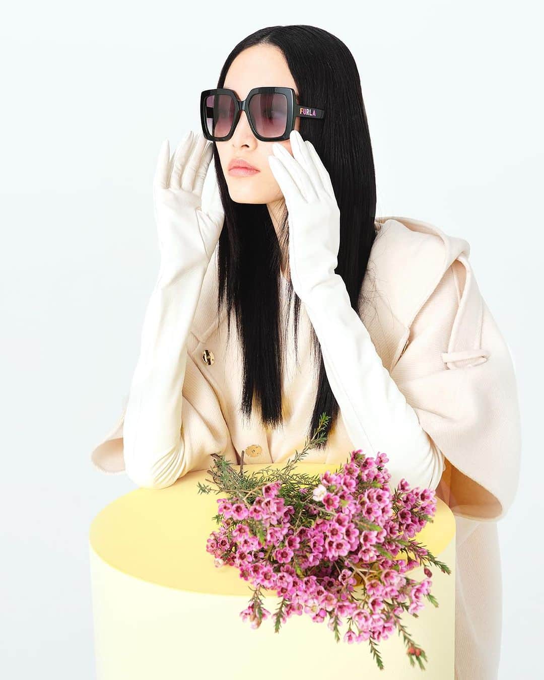 フルラのインスタグラム：「Year-round glam-style essentials. Get your oversize Furla sunglasses.  #Furla #FurlaColors #FurlaEyewear  Photographer & Film Director: Paolo Zambaldi (@paolozambaldi) Art Direction and graphic design by Roberto Da Pozzo (@roberto_da_pozzo) Styling by: Carola Bianchi (@carolabianchi1) Glam by:  Make up Artist: Giulia Cigarini (@_miss_giulia_) Hair Stylist: Alessandro Squarza (@scoobyhair)」