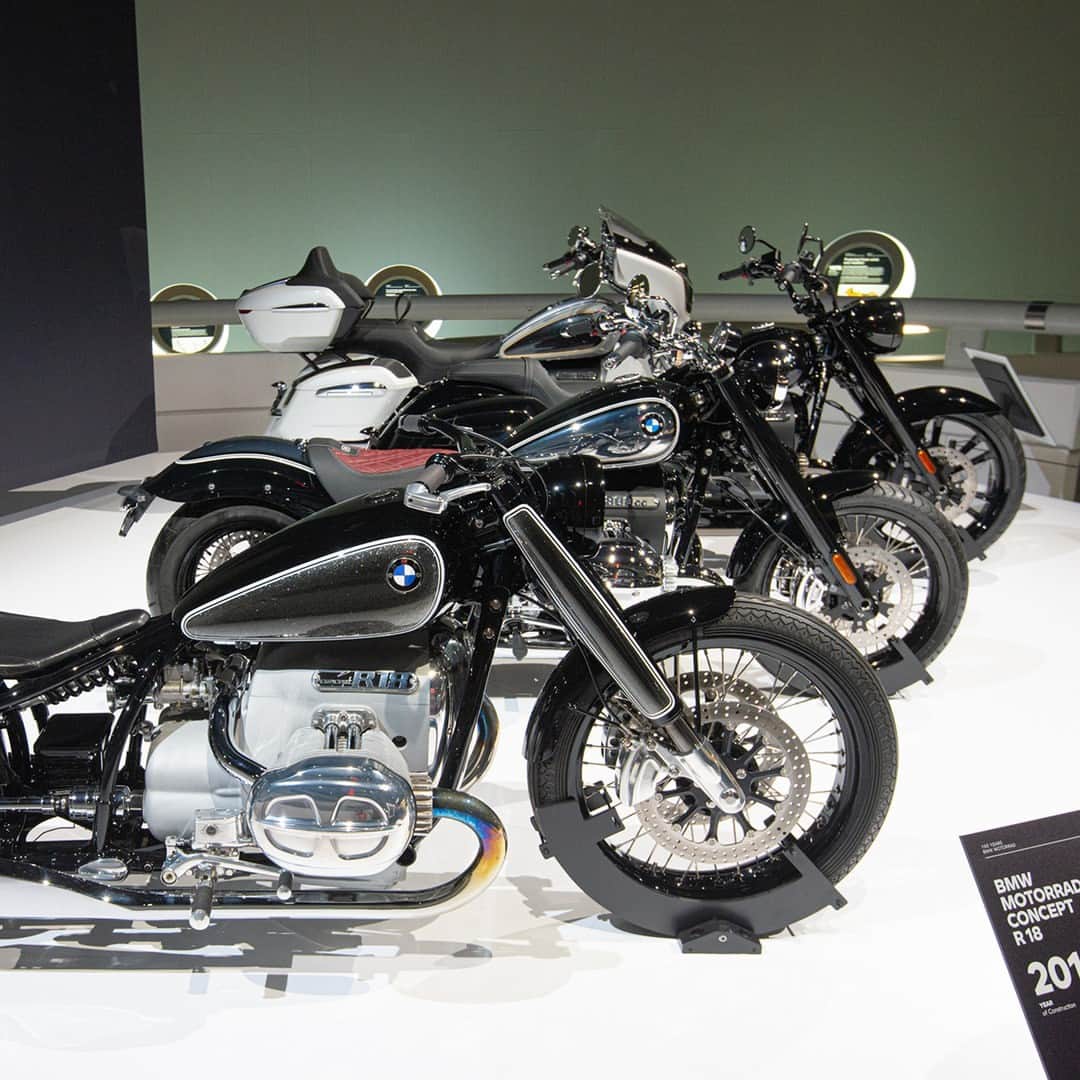 BMW Motorrad Japanさんのインスタグラム写真 - (BMW Motorrad JapanInstagram)「ドイツ・ミュンヘンにあるBMW MuseumではBMW Motorradの100周年を記念する特別展示を開催中です。  Museumでは歴代車両はもちろん、プロトタイプの車両も数多く展示中です。例えばR 18シリーズではコンセプトモデルとして製作されたConcept R 18も現行R 18シリーズと同時に展示されています。  #100YearsBMWMotorrad #MakeLifeARide #BMWMotorrad #BMWR18 #ConceptR18 #BMWMuseum #BMWモトラッド #駆けぬける歓び」7月20日 19時01分 - bmwmotorradjapan