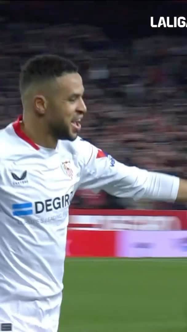 セビージャFCのインスタグラム：「🔝 @ennesyri15🔝  ⚽❤ 𝗠𝗥. 𝗚𝗢𝗔𝗟-𝗚𝗘𝗧𝗧𝗘𝗥 @sevillafc.  ⚽❤ El 𝗛𝗢𝗠𝗕𝗥𝗘 𝗚𝗢𝗟 del #SevillaFC.  #EnNesyri #LALIGA #Football」