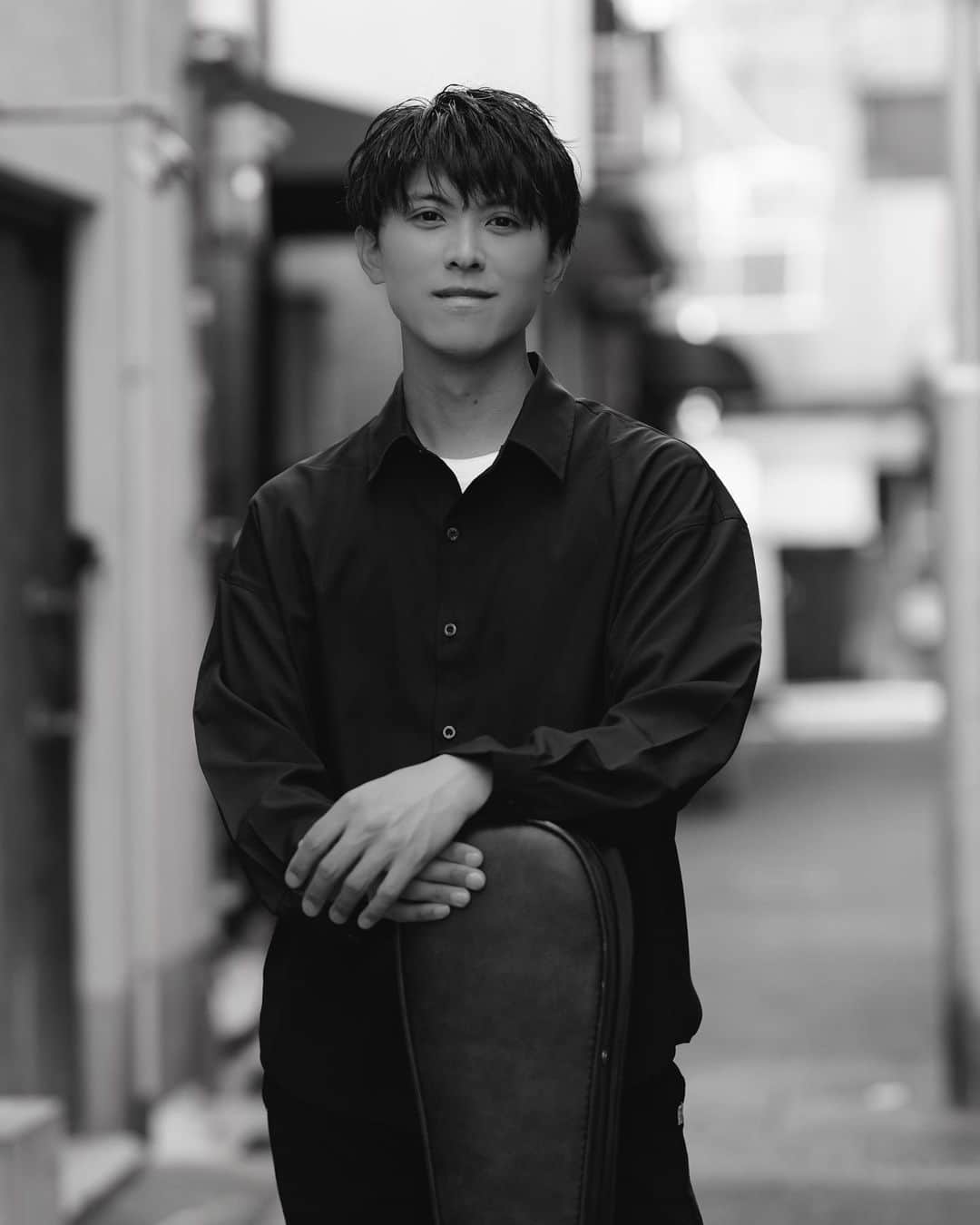 尼丁隆吉のインスタグラム：「全ての新しい アーティスト写真を 公開しました。  初めてのストリートスナップ 撮影地は大阪・新世界でした  10代の頃によく歩いていた街で 町田さんに素敵に撮ってもらえて 嬉しかったです！大切に使います。  ありがとうございました📷  撮影:k.machida」