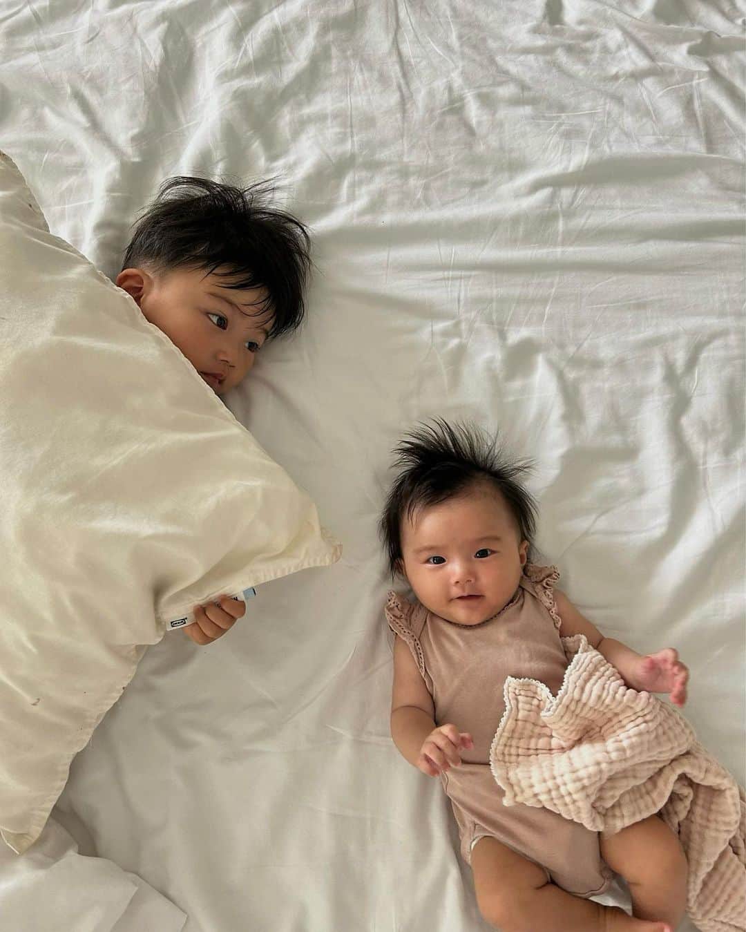 のインスタグラム：「寝起きホヤホヤの2人🤍  朝の平和なこの時間が毎日の楽しみ🕊️  息子が抱えてる「レオンくんのお気に入り」という名の枕は日本から持参して大正解だったな🌼  その名の通り、レオンくんお気に入りの枕で家の中でも寝る前と寝起きにずっと抱えて歩いてる🤭  ( 似たような枕たくさんあるけど、触り心地で違いがわかるみたい！笑 )  飛行機もこれがあったお陰でスッと寝てくれたし✈️  ちなみに私が子供の頃お気に入りで手放せなかったのは、ブランケットの洗濯タグ🧺  呼び名は「だいすき」でした。笑  お母さんに「だいすき持ってきて〜」って毎日言ってたそう😂  #2歳 #0歳4ヶ月 #年子兄弟」