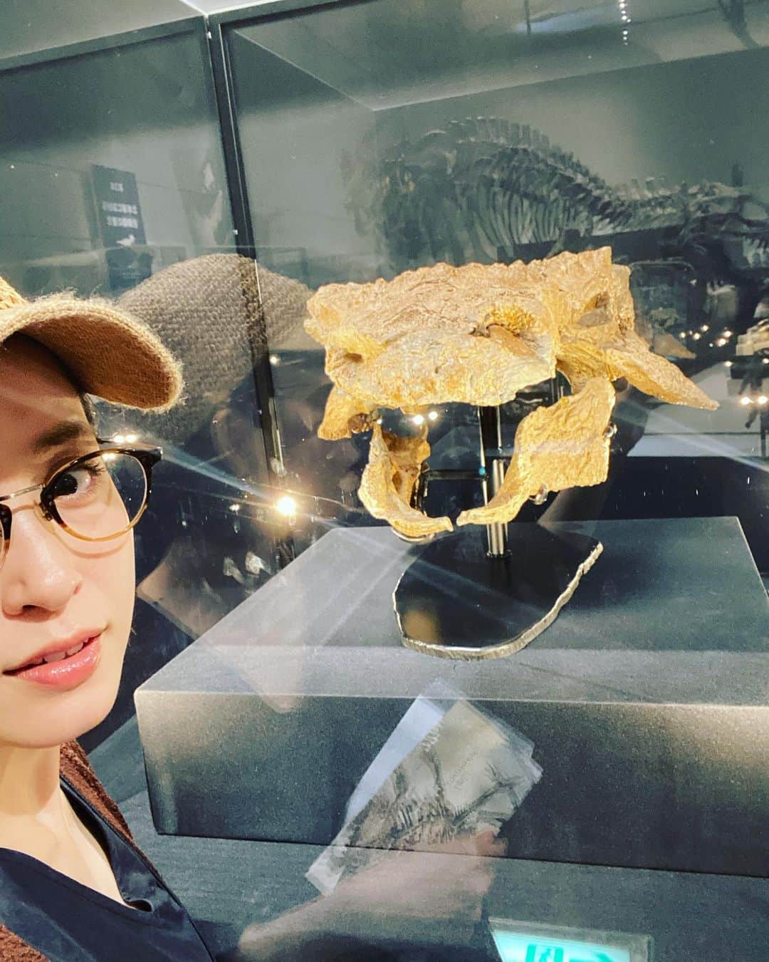武田訓佳のインスタグラム：「🦕🦖 ・ この前のお休みに 「恐竜博2023🦖」 行ってきました💜 ・ ・ 大阪市立自然史博物館、 常設展示もすごく見応えがあって じっくり濃い時間を過ごしました🥰 ・ 化石を実際に見たのはたぶん初めて😳 この子はカナダから来たのかぁ おててがかわいいなぁ うわ〜ほねぶと〜〜ぉ とか言いながら← わたしなりに楽しんできました😆 ・ ・ ティラノサウルスさんとの自撮り2ショットは やや失敗🤳😉 どれもかっこよかったなぁ🤍 ・ ・ ちなみに⚠️ 週末に行ったんだけど整理券配ってはりました🎫 とはいえ行った時間にそのまま入れたけど😇 夏休みなどこれから行かれる方は 時間余裕持って行くとゆっくり楽しめるかもです💜 ・ ・ ・ #たけだの日常 #おやすみの日 #恐竜博2023 #恐竜博 #🦖」