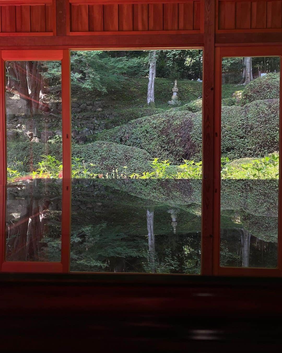 菅沼ゆり（ゆりっぱ）さんのインスタグラム写真 - (菅沼ゆり（ゆりっぱ）Instagram)「日本の夏photo dump 🏯🇯🇵  1- みちみちのスイカ 2- 田んぼ道 3.4- #應聖寺 の縁側でお抹茶🍵 5- @____forma in japan  @i_am_chimy の地元姫路にまた弾丸で遊びに行きました。  ご飯メモ #農家レストラン且緩々 朝採れたての地元野菜のバイキング。  @ate_sake_doremi  近所に欲しいくらい一品一品が 美味しすぎた。今回は車で来てたので 次回はお酒と共に🍶  なぜか写真を5枚以上載せると アプリ落ちちゃうからご飯の写真は ストーリーで。」7月20日 19時05分 - yurippa93