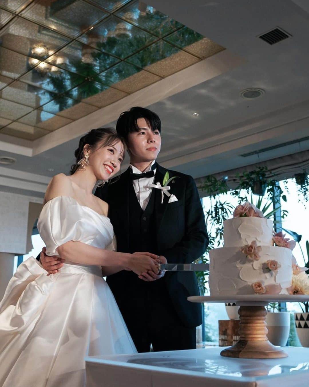北野クラブ　ソラさんのインスタグラム写真 - (北野クラブ　ソラInstagram)「. @kitanoclubsola ←他の投稿はこちらから♡ . . ファーストバイト🍰 . おふたりのもとに大好きな ゲストの皆様が集まるこの瞬間 がだいすきです . . . ---------------------------  Bʀɪᴅᴀʟ ꜰᴀɪʀ…  @kitanoclubsolaにて 大好評ブライダルフェアを 開催しております📣  プロフィール欄のHPまたは DMでの受付もしております✳︎  土日祝は“9:00”のご来館 また“会場見学1件目”の皆様には ギフト券“1万5千円分”のプレゼントがあります♡  北野クラブソラスタッフ一同 皆様とお会いできる日を 楽しみにしております😌🌿  ---------------------------  #北野クラブソラ #kitanoclubsola#北野クラブsola#ウェディング#marry花嫁 #ウェディングニュース#ウェディングレポ#プレ花嫁#プレ花嫁さんと繋がりたい #神戸結婚式#卒花嫁レポ#2023冬婚#2023夏婚#2023秋婚#2024春婚#結婚式準備#kobewedding#関西花嫁#神戸花嫁#神戸結婚式#結婚式#solawedding#sola花嫁」7月20日 19時06分 - kitanoclubsola