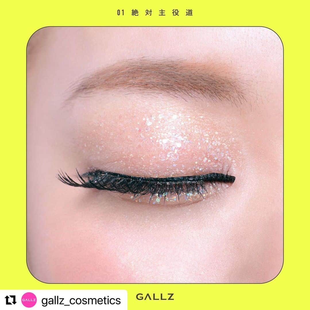 fujikootonatint【公式】 さんのインスタグラム写真 - (fujikootonatint【公式】 Instagram)「#Repost @gallz_cosmetics  ・・・ 💖 本 ｜ 日 ｜ 発 ｜ 売 ｜💖  ギャル芸人 エルフ荒川プロデュースコスメ 本日遂に𝑫𝑬𝑩𝑼𝑻〜✨‼️  ￣￣￣￣￣￣￣￣￣￣￣￣￣￣￣￣￣  𝑮𝑨𝑳𝑳𝒁 𝑪𝒐𝒔𝒎𝒆𝒕𝒊𝒄𝒔  〖 ギャルズ コスメティックス〗  ￣￣￣￣￣￣￣￣￣￣￣￣￣￣￣￣￣  キラッキラのギラッギラ！ 可愛さにインパクトを放つ⤴︎⤴︎  ＼＼アゲ盛れグリッター／／  さまざまな形の グリッターやパールが𝗠𝗜𝗫‼️  💿🫧✨🪩🌟❄️💎📀🔮  水光感あふれるウォーターベースの グリッターラメは ちゅるんと潤んだ質感と キラッキラ宝石箱のような 可愛いインパクト炸裂💖💖💖  さらに！ アゲ盛れチップを使えば 指では難しい ピンポイントでのラメ置きが可能に👍  目元のキワや涙袋、 キレイに見せたい細かい部分も 超絶カンタンに爆盛れ間違いなし✨  テンションアゲ⤴︎⤴︎⤴︎な この可愛さを皆さんの瞳で ぜひご体感ください💎✨🪩  ・・・・・・・・・・・・・・・・・・  ✨ꫛᥱꪝ 可愛さにインパクト⤴︎⤴︎  💎アゲ盛れグリッター ¥1,540（税込）｜ 全3色  𝟬𝟭絶対主役道（ぜったいしゅやくどう） オーロラ✖️大粒ホロ  𝟬𝟮 幻想桃色天使（げんそうももいろてんし） エンジェルピーチ✖️キラキラ  𝟬𝟯 高嶺乃綺羅花 （たかねのきらか） ブロンズ✖️シルバー  💖𝑫𝑬𝑩𝑼𝑻 𝟐𝟎𝟐𝟑.𝟕.𝟐𝟎［𝑻𝒉𝒖］本日発売！  🛍️𝓢𝓗𝓞𝓟  PLAZA、ロフトなど全国のバラエティストア、 イオン、アインズ＆トルペ、 マツモトキヨシなど一部ドラッグストア、 Amazon、𝑮𝑨𝑳𝑳𝒁公式オンラインショップにて購入可能です。  7月21日以降、全国ドン・キホーテにて お取り扱いスタート！  ※一部お取り扱いのない店舗もございます。  #gallz #ギャルズ #エルフ荒川 #gallzcosmetics #GAL #gyaru #ギャル #ギャルしか勝たん #アゲ #毎日が特別な日 #顔面宝石箱  #アゲ盛れグリッター #グリッター #新作コスメ #新ブランド #y2k #エルフ #ギャルメイク #ぎゃう」7月20日 19時06分 - fujiko_brand