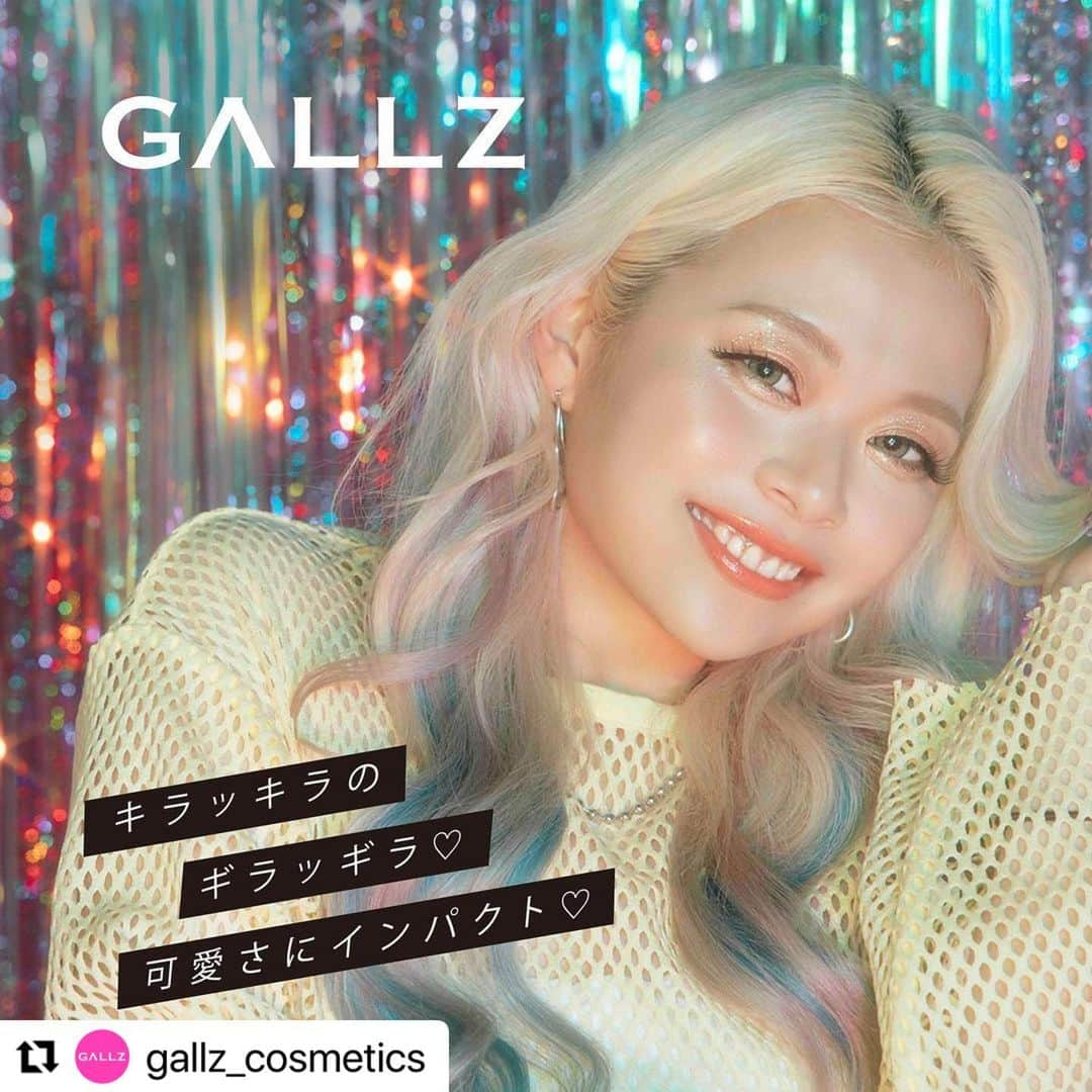 fujikootonatint【公式】 さんのインスタグラム写真 - (fujikootonatint【公式】 Instagram)「#Repost @gallz_cosmetics  ・・・ 💖 本 ｜ 日 ｜ 発 ｜ 売 ｜💖  ギャル芸人 エルフ荒川プロデュースコスメ 本日遂に𝑫𝑬𝑩𝑼𝑻〜✨‼️  ￣￣￣￣￣￣￣￣￣￣￣￣￣￣￣￣￣  𝑮𝑨𝑳𝑳𝒁 𝑪𝒐𝒔𝒎𝒆𝒕𝒊𝒄𝒔  〖 ギャルズ コスメティックス〗  ￣￣￣￣￣￣￣￣￣￣￣￣￣￣￣￣￣  キラッキラのギラッギラ！ 可愛さにインパクトを放つ⤴︎⤴︎  ＼＼アゲ盛れグリッター／／  さまざまな形の グリッターやパールが𝗠𝗜𝗫‼️  💿🫧✨🪩🌟❄️💎📀🔮  水光感あふれるウォーターベースの グリッターラメは ちゅるんと潤んだ質感と キラッキラ宝石箱のような 可愛いインパクト炸裂💖💖💖  さらに！ アゲ盛れチップを使えば 指では難しい ピンポイントでのラメ置きが可能に👍  目元のキワや涙袋、 キレイに見せたい細かい部分も 超絶カンタンに爆盛れ間違いなし✨  テンションアゲ⤴︎⤴︎⤴︎な この可愛さを皆さんの瞳で ぜひご体感ください💎✨🪩  ・・・・・・・・・・・・・・・・・・  ✨ꫛᥱꪝ 可愛さにインパクト⤴︎⤴︎  💎アゲ盛れグリッター ¥1,540（税込）｜ 全3色  𝟬𝟭絶対主役道（ぜったいしゅやくどう） オーロラ✖️大粒ホロ  𝟬𝟮 幻想桃色天使（げんそうももいろてんし） エンジェルピーチ✖️キラキラ  𝟬𝟯 高嶺乃綺羅花 （たかねのきらか） ブロンズ✖️シルバー  💖𝑫𝑬𝑩𝑼𝑻 𝟐𝟎𝟐𝟑.𝟕.𝟐𝟎［𝑻𝒉𝒖］本日発売！  🛍️𝓢𝓗𝓞𝓟  PLAZA、ロフトなど全国のバラエティストア、 イオン、アインズ＆トルペ、 マツモトキヨシなど一部ドラッグストア、 Amazon、𝑮𝑨𝑳𝑳𝒁公式オンラインショップにて購入可能です。  7月21日以降、全国ドン・キホーテにて お取り扱いスタート！  ※一部お取り扱いのない店舗もございます。  #gallz #ギャルズ #エルフ荒川 #gallzcosmetics #GAL #gyaru #ギャル #ギャルしか勝たん #アゲ #毎日が特別な日 #顔面宝石箱  #アゲ盛れグリッター #グリッター #新作コスメ #新ブランド #y2k #エルフ #ギャルメイク #ぎゃう」7月20日 19時06分 - fujiko_brand