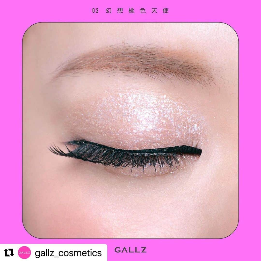 fujikootonatint【公式】 さんのインスタグラム写真 - (fujikootonatint【公式】 Instagram)「#Repost @gallz_cosmetics  ・・・ 💖 本 ｜ 日 ｜ 発 ｜ 売 ｜💖  ギャル芸人 エルフ荒川プロデュースコスメ 本日遂に𝑫𝑬𝑩𝑼𝑻〜✨‼️  ￣￣￣￣￣￣￣￣￣￣￣￣￣￣￣￣￣  𝑮𝑨𝑳𝑳𝒁 𝑪𝒐𝒔𝒎𝒆𝒕𝒊𝒄𝒔  〖 ギャルズ コスメティックス〗  ￣￣￣￣￣￣￣￣￣￣￣￣￣￣￣￣￣  キラッキラのギラッギラ！ 可愛さにインパクトを放つ⤴︎⤴︎  ＼＼アゲ盛れグリッター／／  さまざまな形の グリッターやパールが𝗠𝗜𝗫‼️  💿🫧✨🪩🌟❄️💎📀🔮  水光感あふれるウォーターベースの グリッターラメは ちゅるんと潤んだ質感と キラッキラ宝石箱のような 可愛いインパクト炸裂💖💖💖  さらに！ アゲ盛れチップを使えば 指では難しい ピンポイントでのラメ置きが可能に👍  目元のキワや涙袋、 キレイに見せたい細かい部分も 超絶カンタンに爆盛れ間違いなし✨  テンションアゲ⤴︎⤴︎⤴︎な この可愛さを皆さんの瞳で ぜひご体感ください💎✨🪩  ・・・・・・・・・・・・・・・・・・  ✨ꫛᥱꪝ 可愛さにインパクト⤴︎⤴︎  💎アゲ盛れグリッター ¥1,540（税込）｜ 全3色  𝟬𝟭絶対主役道（ぜったいしゅやくどう） オーロラ✖️大粒ホロ  𝟬𝟮 幻想桃色天使（げんそうももいろてんし） エンジェルピーチ✖️キラキラ  𝟬𝟯 高嶺乃綺羅花 （たかねのきらか） ブロンズ✖️シルバー  💖𝑫𝑬𝑩𝑼𝑻 𝟐𝟎𝟐𝟑.𝟕.𝟐𝟎［𝑻𝒉𝒖］本日発売！  🛍️𝓢𝓗𝓞𝓟  PLAZA、ロフトなど全国のバラエティストア、 イオン、アインズ＆トルペ、 マツモトキヨシなど一部ドラッグストア、 Amazon、𝑮𝑨𝑳𝑳𝒁公式オンラインショップにて購入可能です。  7月21日以降、全国ドン・キホーテにて お取り扱いスタート！  ※一部お取り扱いのない店舗もございます。  #gallz #ギャルズ #エルフ荒川 #gallzcosmetics #GAL #gyaru #ギャル #ギャルしか勝たん #アゲ #毎日が特別な日 #顔面宝石箱  #アゲ盛れグリッター #グリッター #新作コスメ #新ブランド #y2k #エルフ #ギャルメイク #ぎゃう」7月20日 19時06分 - fujiko_brand