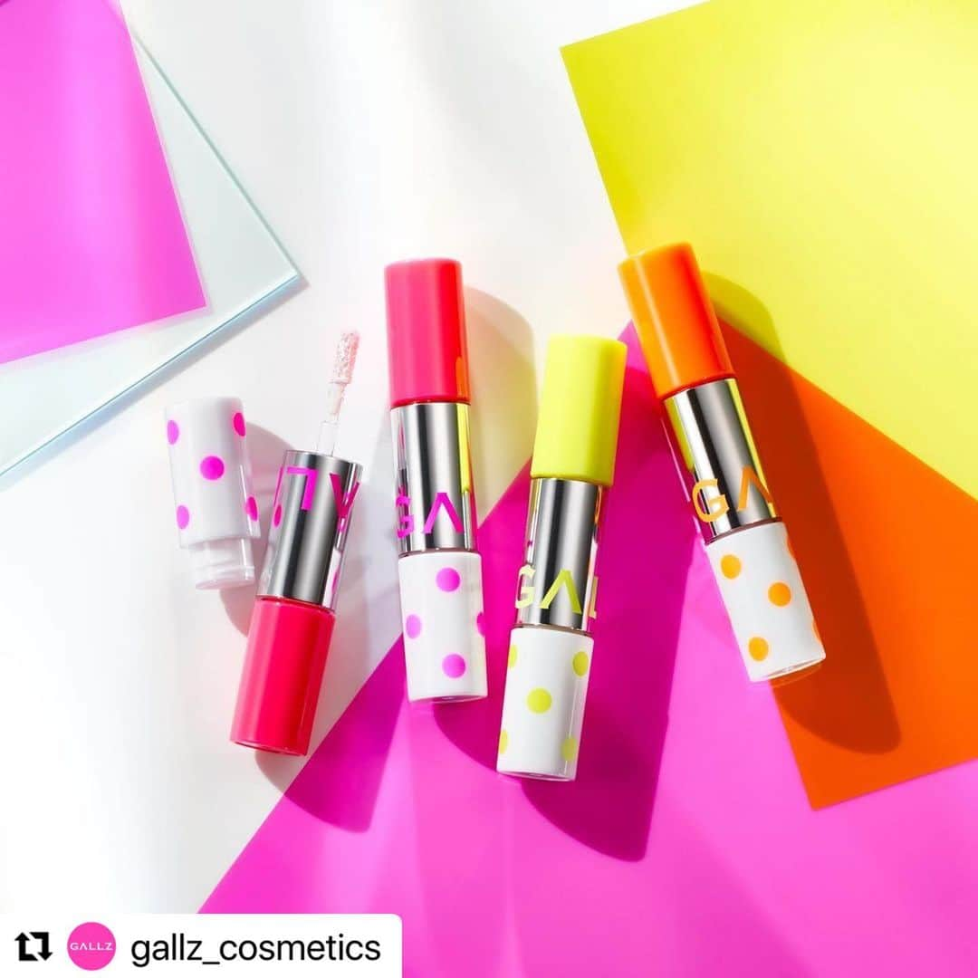 fujikootonatint【公式】 さんのインスタグラム写真 - (fujikootonatint【公式】 Instagram)「#Repost @gallz_cosmetics  ・・・ 💖 本 ｜ 日 ｜ 発 ｜ 売 ｜💖  ギャル芸人 エルフ荒川プロデュースコスメ 本日遂に𝑫𝑬𝑩𝑼𝑻〜✨‼️  ￣￣￣￣￣￣￣￣￣￣￣￣￣￣￣￣￣  𝑮𝑨𝑳𝑳𝒁 𝑪𝒐𝒔𝒎𝒆𝒕𝒊𝒄𝒔  〖 ギャルズ コスメティックス〗  ￣￣￣￣￣￣￣￣￣￣￣￣￣￣￣￣￣  キラッキラのギラッギラ！ 可愛さにインパクトを放つ⤴︎⤴︎  ＼＼アゲ盛れグリッター／／  さまざまな形の グリッターやパールが𝗠𝗜𝗫‼️  💿🫧✨🪩🌟❄️💎📀🔮  水光感あふれるウォーターベースの グリッターラメは ちゅるんと潤んだ質感と キラッキラ宝石箱のような 可愛いインパクト炸裂💖💖💖  さらに！ アゲ盛れチップを使えば 指では難しい ピンポイントでのラメ置きが可能に👍  目元のキワや涙袋、 キレイに見せたい細かい部分も 超絶カンタンに爆盛れ間違いなし✨  テンションアゲ⤴︎⤴︎⤴︎な この可愛さを皆さんの瞳で ぜひご体感ください💎✨🪩  ・・・・・・・・・・・・・・・・・・  ✨ꫛᥱꪝ 可愛さにインパクト⤴︎⤴︎  💎アゲ盛れグリッター ¥1,540（税込）｜ 全3色  𝟬𝟭絶対主役道（ぜったいしゅやくどう） オーロラ✖️大粒ホロ  𝟬𝟮 幻想桃色天使（げんそうももいろてんし） エンジェルピーチ✖️キラキラ  𝟬𝟯 高嶺乃綺羅花 （たかねのきらか） ブロンズ✖️シルバー  💖𝑫𝑬𝑩𝑼𝑻 𝟐𝟎𝟐𝟑.𝟕.𝟐𝟎［𝑻𝒉𝒖］本日発売！  🛍️𝓢𝓗𝓞𝓟  PLAZA、ロフトなど全国のバラエティストア、 イオン、アインズ＆トルペ、 マツモトキヨシなど一部ドラッグストア、 Amazon、𝑮𝑨𝑳𝑳𝒁公式オンラインショップにて購入可能です。  7月21日以降、全国ドン・キホーテにて お取り扱いスタート！  ※一部お取り扱いのない店舗もございます。  #gallz #ギャルズ #エルフ荒川 #gallzcosmetics #GAL #gyaru #ギャル #ギャルしか勝たん #アゲ #毎日が特別な日 #顔面宝石箱  #アゲ盛れグリッター #グリッター #新作コスメ #新ブランド #y2k #エルフ #ギャルメイク #ぎゃう」7月20日 19時06分 - fujiko_brand