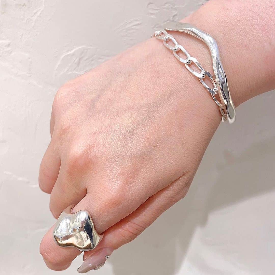 nojess_officialさんのインスタグラム写真 - (nojess_officialInstagram)「【2023 Autumn Collection】 大胆なサイズでビターな雰囲気に仕上げたハートのジュエリー。  まるでハートが溶けていくような遊び心溢れるデザインは、ひとつ身に着けるだけでインパクトのあるスタイリングが完成します。  #nojess #accessories #jewelry #ring #pierce #necklace #ノジェス #アクセサリー #ジュエリー #リング #ピアス #ネックレス #マイノジェス #ギフト #プレゼント #ご褒美ジュエリー #ジュエリーコーディネート #シルバージュエリー #ハートモチーフ」7月20日 19時16分 - nojess_official