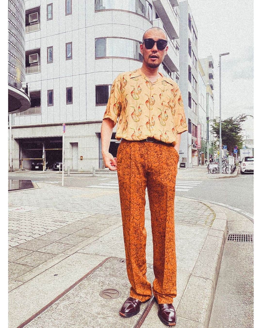 青木カズローのインスタグラム：「花柄とウツボカズラの男🌺」