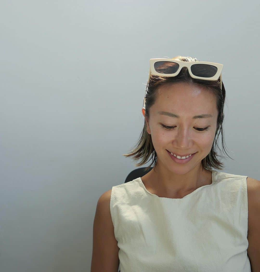 中川珠里のインスタグラム：「. 今年はすごく暑い☀️  極力素肌で過ごしたいから 🕶️に頼り、素肌と眉まつ毛のケアを頑張りたい。  お肌は絶大な信頼あるSK-IIに頼り 肌の生まれ変わりサイクルの28日間 ピテラ™️エッセンス１本使い切ってみることにチャレンジします❤️‍🔥  化粧水、洗顔次第で肌は全然変われる！と思っている。 またお知らせ報告しまっす！  ピテラ™️:特別な酵母の株から、独自のプロセスで発酵させ生み出した、 SK-IIだけの天然由来成分( SK-II独自のガラクトミセス培養液-整肌保湿成分)  #SKII #フェイシャルトリートメントエッセンス#PR #子どもの肌にもスリスリしまくりたい」