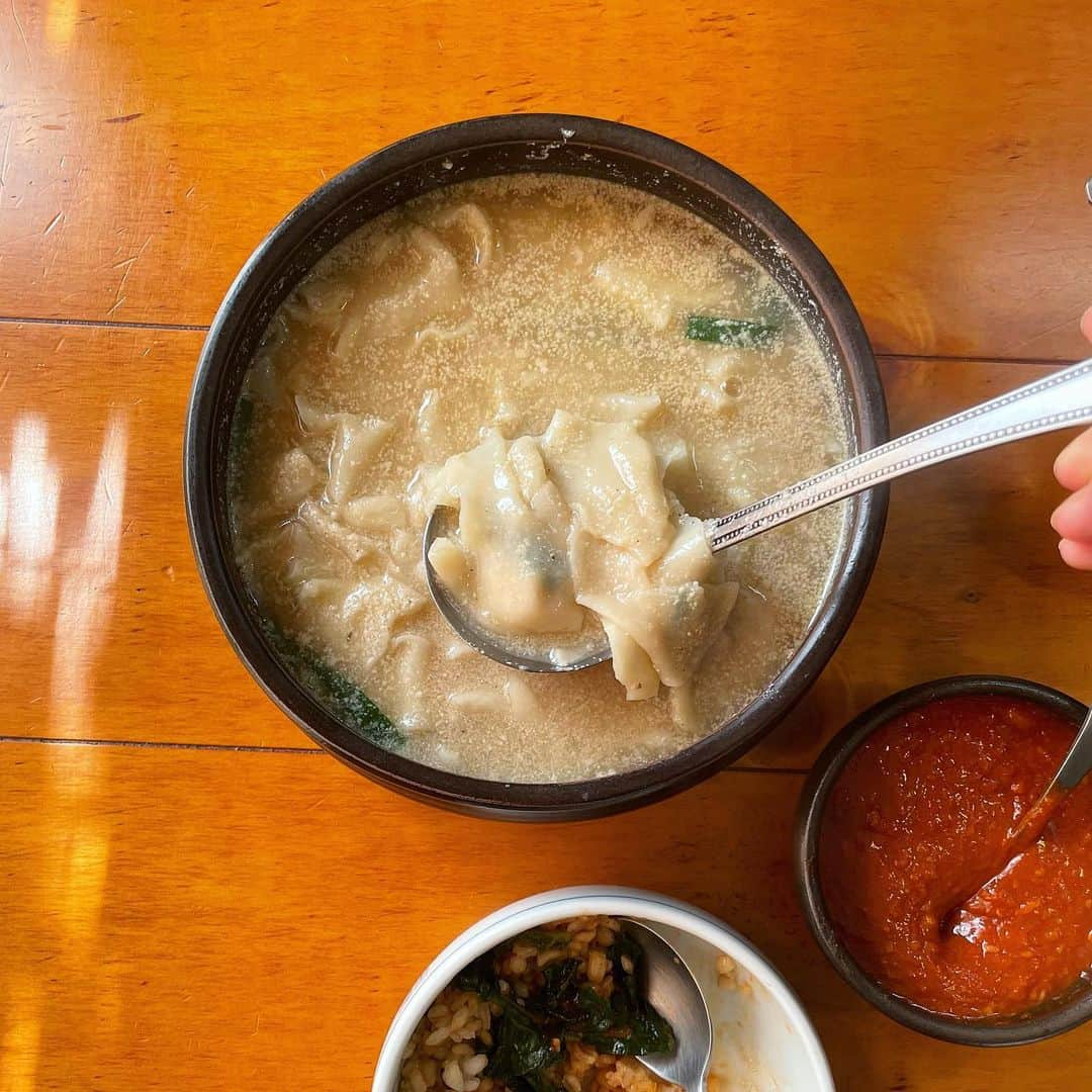 平野紗季子さんのインスタグラム写真 - (平野紗季子Instagram)「旅の取材って本当にたくさん食べるので胃薬を持ってかないってことはありえないんだけど、こないだの韓国に限っては未開封のまま持ち帰った。軽やかな出汁、キムチや醬といった発酵食品、根っこから新芽まで大量の野菜で成り立つ韓国料理は驚くほど体に負荷をかけない。食堂ではおいしさと健やかさの両立が当たり前のように見受けられ、食堂のオモニも「韓国料理は太らないよ。食べれば食べるほど健康になる」とか「これを食べたら医者いらずだからね」と笑ってキムチやスープを差し出してくれる。  元気でいてね。言葉はなくともそんな願いを、私は彼女たちから受け取っていた。  別にそこまでいちいち思っていないかもしれない。でも、彼女たちが日々キムチを仕込み、野菜の下拵えを丹念にこなし、出汁をじっくり取って、スッカラを磨く。その一つ一つの仕事の中に、自身が意識するしないに関わらず、食べる人への小さな祈りが自然と忍び込むのではないか。  ソウルの食堂でごはんを食べていて、心まで潤っていくように感じられたのは、味だけのせいではないのだろう。またここでごはんが食べたい。いろんなことがしんどくなったら、またエゴマの香るあの街に、フラッと出かけたいと思っている🌿  @popeye_magazine_official」7月20日 19時10分 - sakikohirano