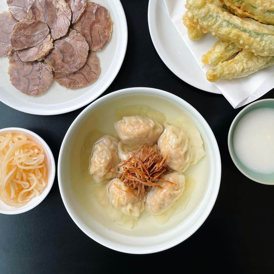 平野紗季子さんのインスタグラム写真 - (平野紗季子Instagram)「旅の取材って本当にたくさん食べるので胃薬を持ってかないってことはありえないんだけど、こないだの韓国に限っては未開封のまま持ち帰った。軽やかな出汁、キムチや醬といった発酵食品、根っこから新芽まで大量の野菜で成り立つ韓国料理は驚くほど体に負荷をかけない。食堂ではおいしさと健やかさの両立が当たり前のように見受けられ、食堂のオモニも「韓国料理は太らないよ。食べれば食べるほど健康になる」とか「これを食べたら医者いらずだからね」と笑ってキムチやスープを差し出してくれる。  元気でいてね。言葉はなくともそんな願いを、私は彼女たちから受け取っていた。  別にそこまでいちいち思っていないかもしれない。でも、彼女たちが日々キムチを仕込み、野菜の下拵えを丹念にこなし、出汁をじっくり取って、スッカラを磨く。その一つ一つの仕事の中に、自身が意識するしないに関わらず、食べる人への小さな祈りが自然と忍び込むのではないか。  ソウルの食堂でごはんを食べていて、心まで潤っていくように感じられたのは、味だけのせいではないのだろう。またここでごはんが食べたい。いろんなことがしんどくなったら、またエゴマの香るあの街に、フラッと出かけたいと思っている🌿  @popeye_magazine_official」7月20日 19時10分 - sakikohirano