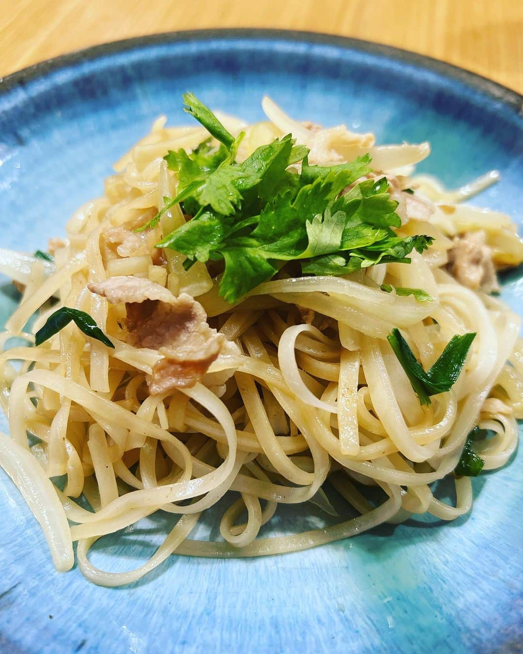 池辺愛さんのインスタグラム写真 - (池辺愛Instagram)「暑いからか子ども達の食欲がやや落ちているような気がするので、日々色々な麺にトライ。  そうめん、ひやむぎ、焼きそば、パスタ、ラーメン、冷やしうどん…  ついにパッタイに辿り着きました😆  6歳の娘にとっても多分、人生初パッタイ。 モチモチ麺を喜んで食べてくれました😋 ナンプラー効果でいつもと風味も違うしね😉  パッタイですたい！  #ダジャレ #パッタイ　#タイ料理　#パクチー #松代焼」7月20日 19時10分 - aiikebe