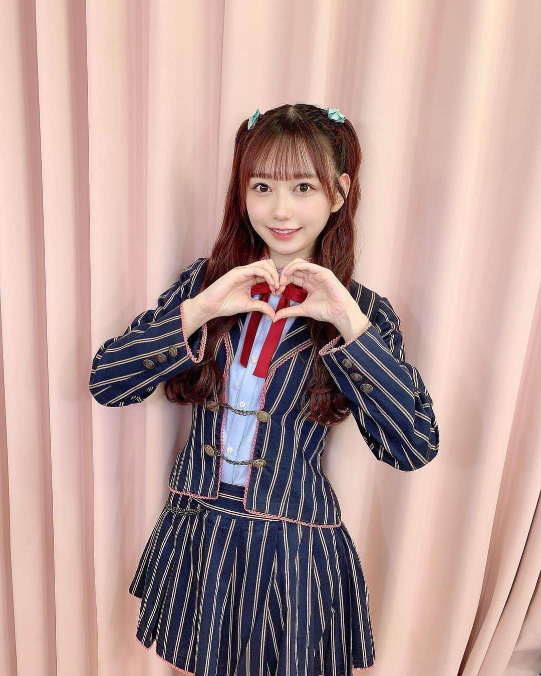 のインスタグラム：「🫶🏻  インスタもお久しぶりになっちゃった💦  体調不良でご心配おかけしました🙇🏻‍♀️今は元気にお仕事もしているので、これからまたインスタもぼちぼち頑張って投稿していこうかなって思ってます︎︎︎︎︎☺︎  この衣装すっごい久しぶりに着れて嬉しかった！ 研究生の時パジャマドライブ公演で沢山着てたけど、、、前の写真持ってる人昔の私とぜひ比べてみてね😗  #AKB48 #アイドル #衣装 #可愛い #ヘアメイク  #ハーフツイン」